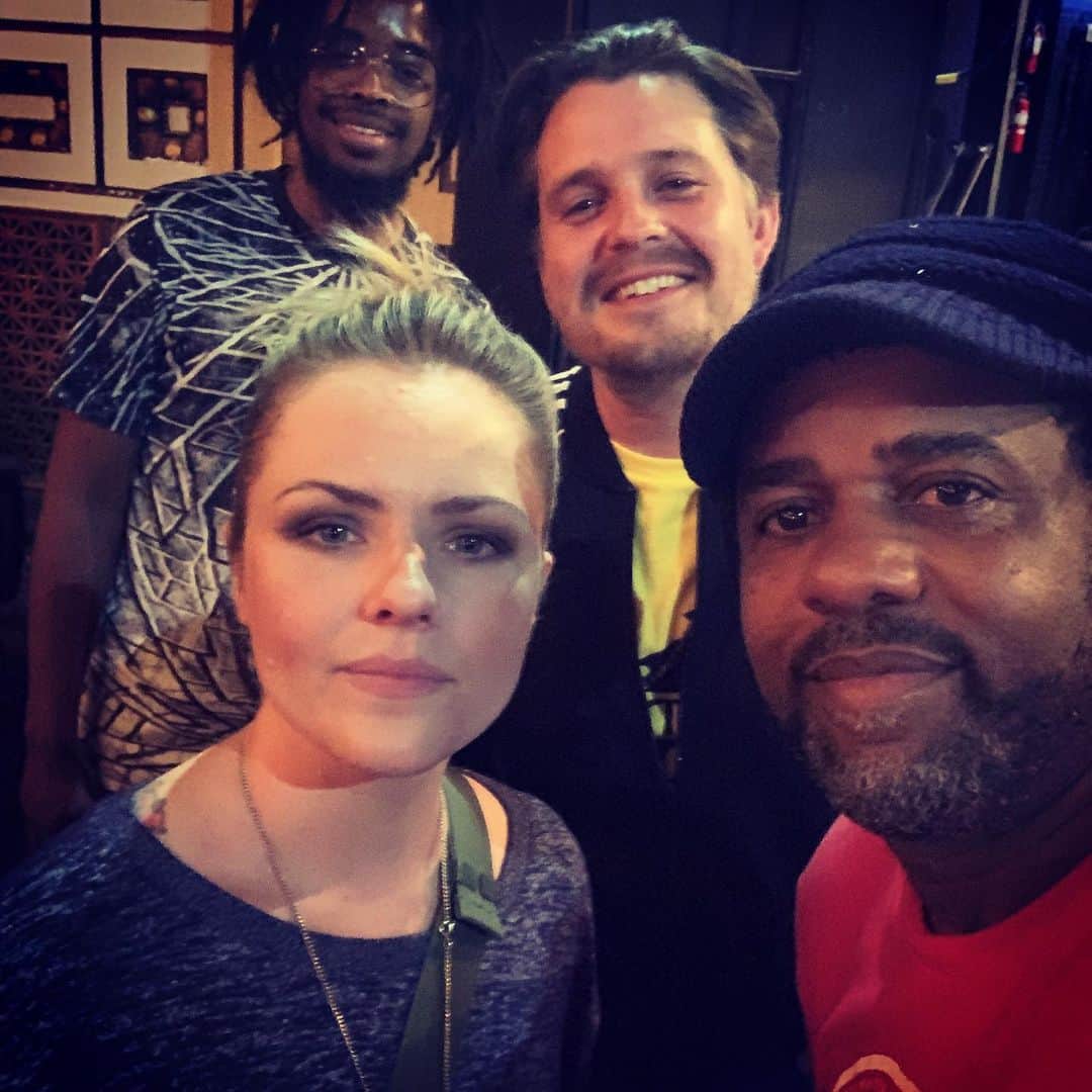 ヴィクター・ウッテンのインスタグラム：「I was happy to see Krystal Peterson, one of my All-Time favorite singers at our show tonight. With her husband (drummer), and bassist Terrell. Thanks for coming.」