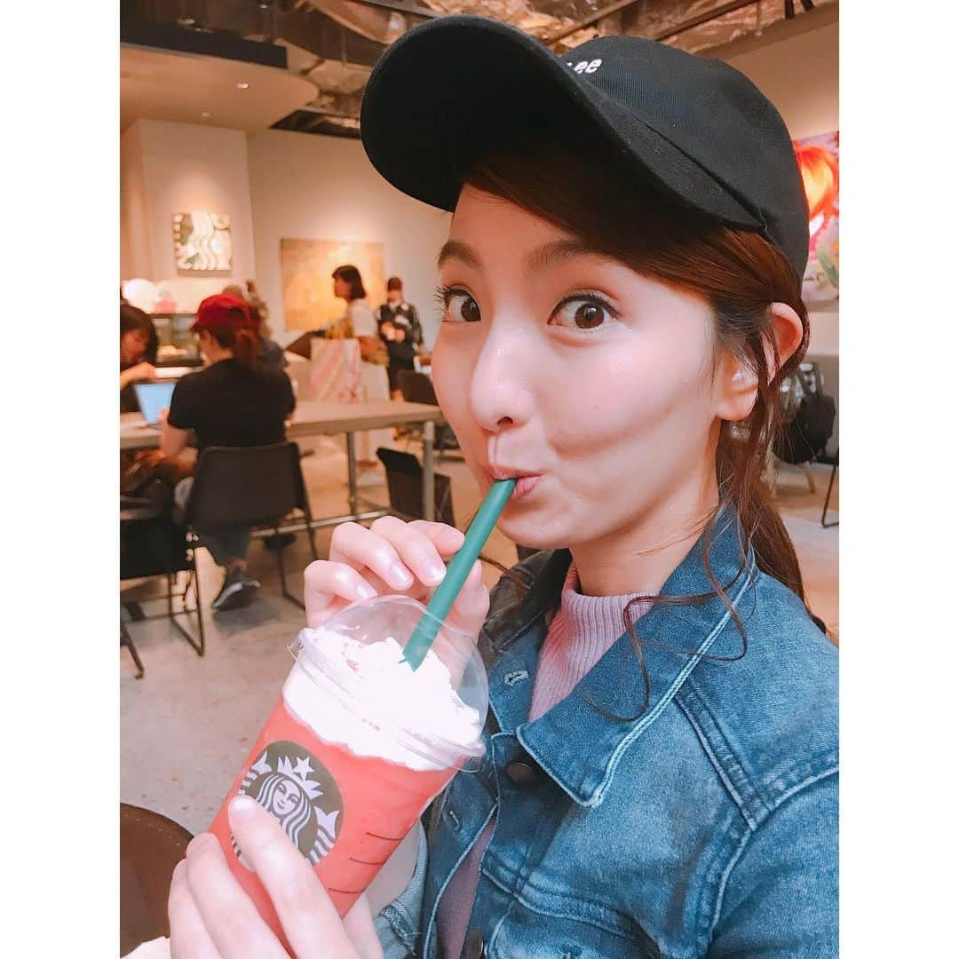 北川莉子のインスタグラム：「🌞🌴🌺✨ . . 7月に入って 今年もあっという間に 折り返し地点‼️ . 私はというと… すでにご存知の方も多いと思いますが、 . 春に関西に引っ越しまして 今は関西を拠点に活動してます🙋‍♀️✨ . (直接お伝えできなかった方、 ご挨拶できなかった方、すみません🙇‍♀️‪‪💦‬‬) . こっちに来て3ヶ月が経ち 新生活にもようやく慣れ、 何とか楽しみながらやってます😎♪ . 今月からは今まで経験のない 仕事をやらせて頂くので 緊張とワクワクが交錯してます😏💓 . より一層気を引き締めて 頑張りたいと思います💪🎤 . . #2019下半期スタート #新天地#新生活#関西 #お久しぶり更新 📣 #今後ともよろしくお願いします ☺️ #北川莉子」