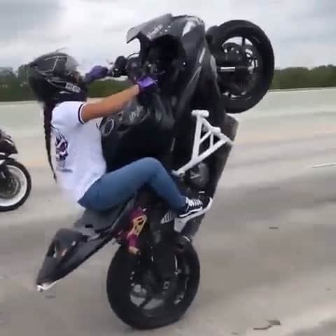 ファンクマスター・フレックスのインスタグラム：「Ladies with Cars / Bikes we wanna see you @flexfestofficial !!!! Registration Inflexwetrust.com!!!!! Vid via: @littlebihhh @d1320don x @joejaxson」