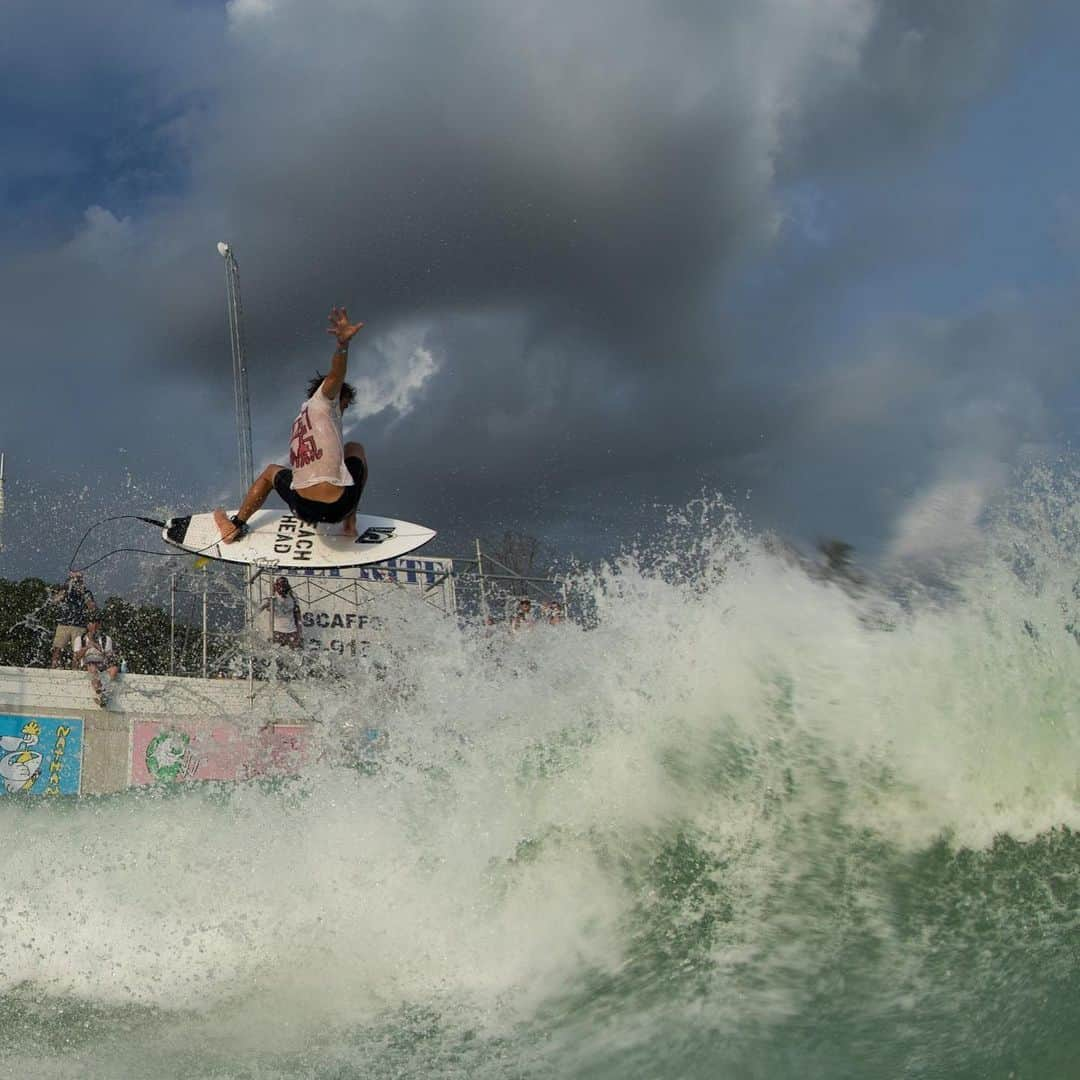 Surf Magazineさんのインスタグラム写真 - (Surf MagazineInstagram)「Yesterday we feasted on flight, today we spit out the bones. Follow the link in our bio for a comprehensive photo essay from Stab High 2.0, as anchored by the peerless imagery of @tomcarey (and @jimmicane with the Beach Head image of Ian Crane) contextualized by our head judge @unholypotato. A massive and genuine thanks to all those who help support this event (whether you were physically there or watching the livestream). Stab High is our labor of love, and we couldn’t do it without you. @vanssurf | @monsterenergy」7月1日 13時17分 - stab