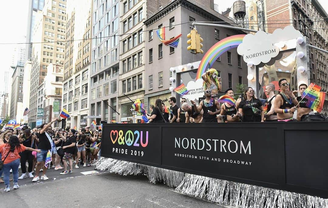 Nordstromさんのインスタグラム写真 - (NordstromInstagram)「Happy #WorldPride2019! Thank you to everyone who joined us in celebrating the LGBTQ community and a special thanks to our guest host, @oddlyyvie 🌈 #nordstromnyc」7月1日 13時17分 - nordstrom