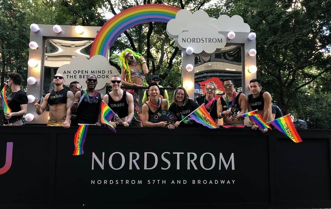 Nordstromさんのインスタグラム写真 - (NordstromInstagram)「Happy #WorldPride2019! Thank you to everyone who joined us in celebrating the LGBTQ community and a special thanks to our guest host, @oddlyyvie 🌈 #nordstromnyc」7月1日 13時17分 - nordstrom