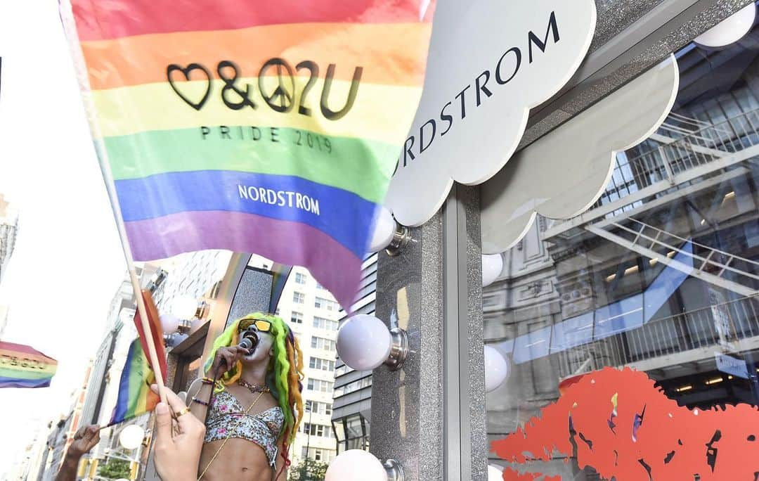 Nordstromさんのインスタグラム写真 - (NordstromInstagram)「Happy #WorldPride2019! Thank you to everyone who joined us in celebrating the LGBTQ community and a special thanks to our guest host, @oddlyyvie 🌈 #nordstromnyc」7月1日 13時17分 - nordstrom