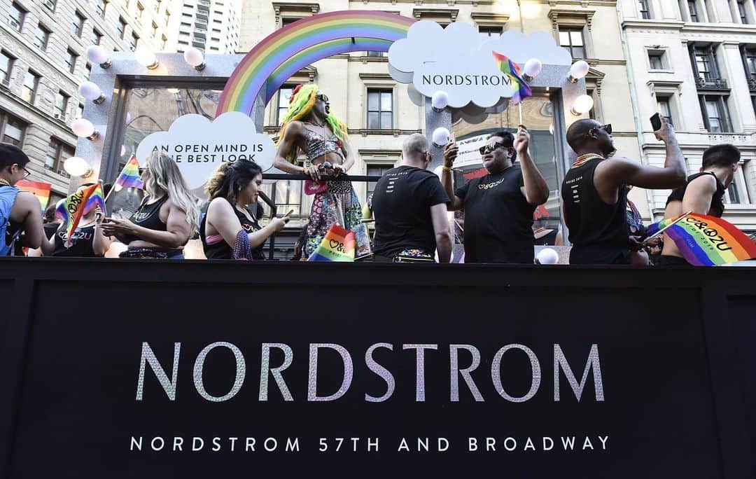 Nordstromさんのインスタグラム写真 - (NordstromInstagram)「Happy #WorldPride2019! Thank you to everyone who joined us in celebrating the LGBTQ community and a special thanks to our guest host, @oddlyyvie 🌈 #nordstromnyc」7月1日 13時17分 - nordstrom