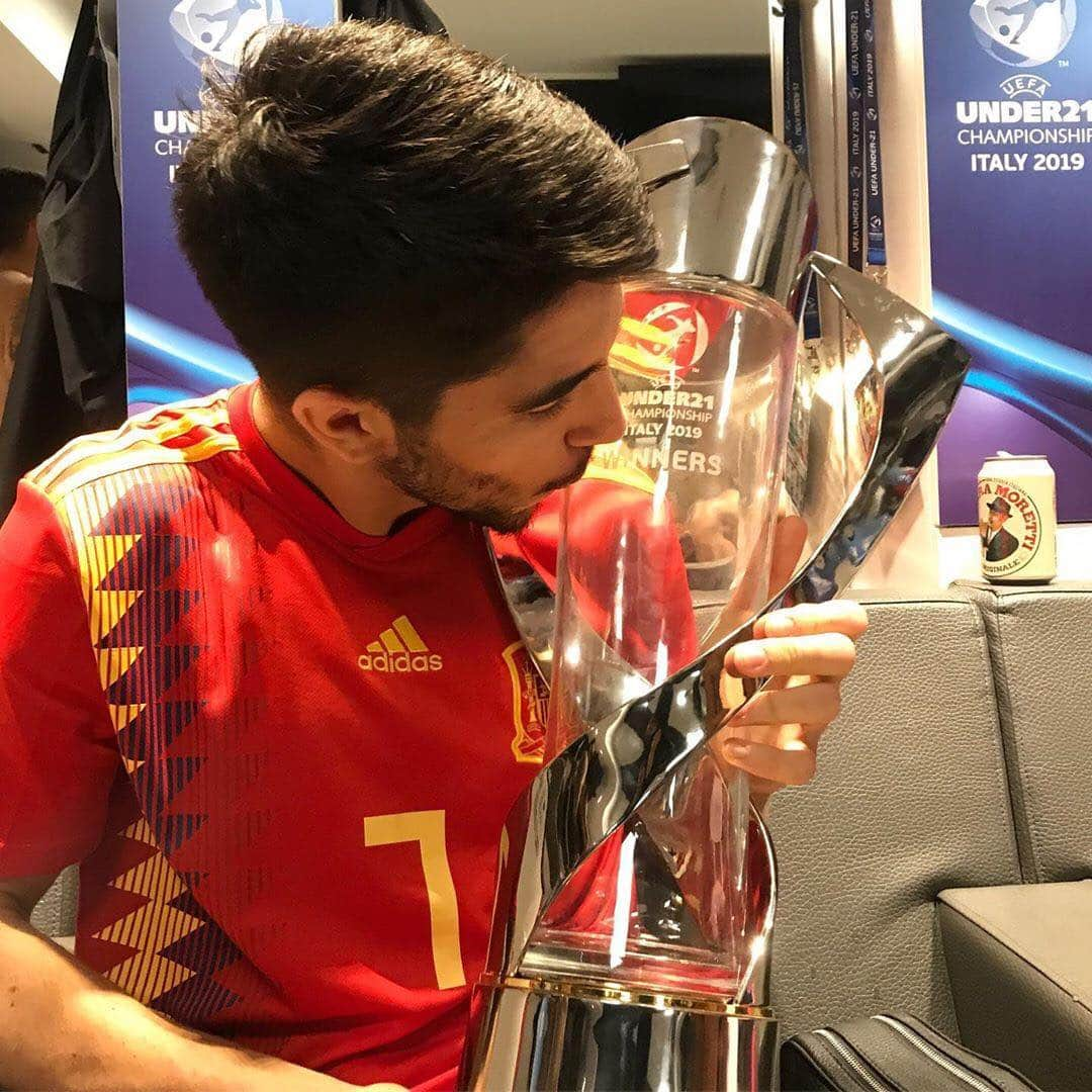 バレンシアCFさんのインスタグラム写真 - (バレンシアCFInstagram)「#Repost @carlos10soler . ✌🏼 Doblete para nuestro 🦇🏆❤️ . ¡Enhorabuena CAMPEÓN! 🔝🖤🇪🇸 . Orgullosos de ti 🤩」7月1日 13時21分 - valenciacf