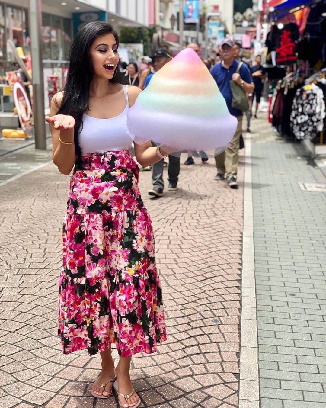 TOTTI CANDY FACTORYのインスタグラム：「Plus one for the trip.🌈🌈🌈 Thank you for coming! ご来店ありがとうございます🥰🥰 Photo by: @traveleen_gurl . #repost  #cottoncandy  #instagood」
