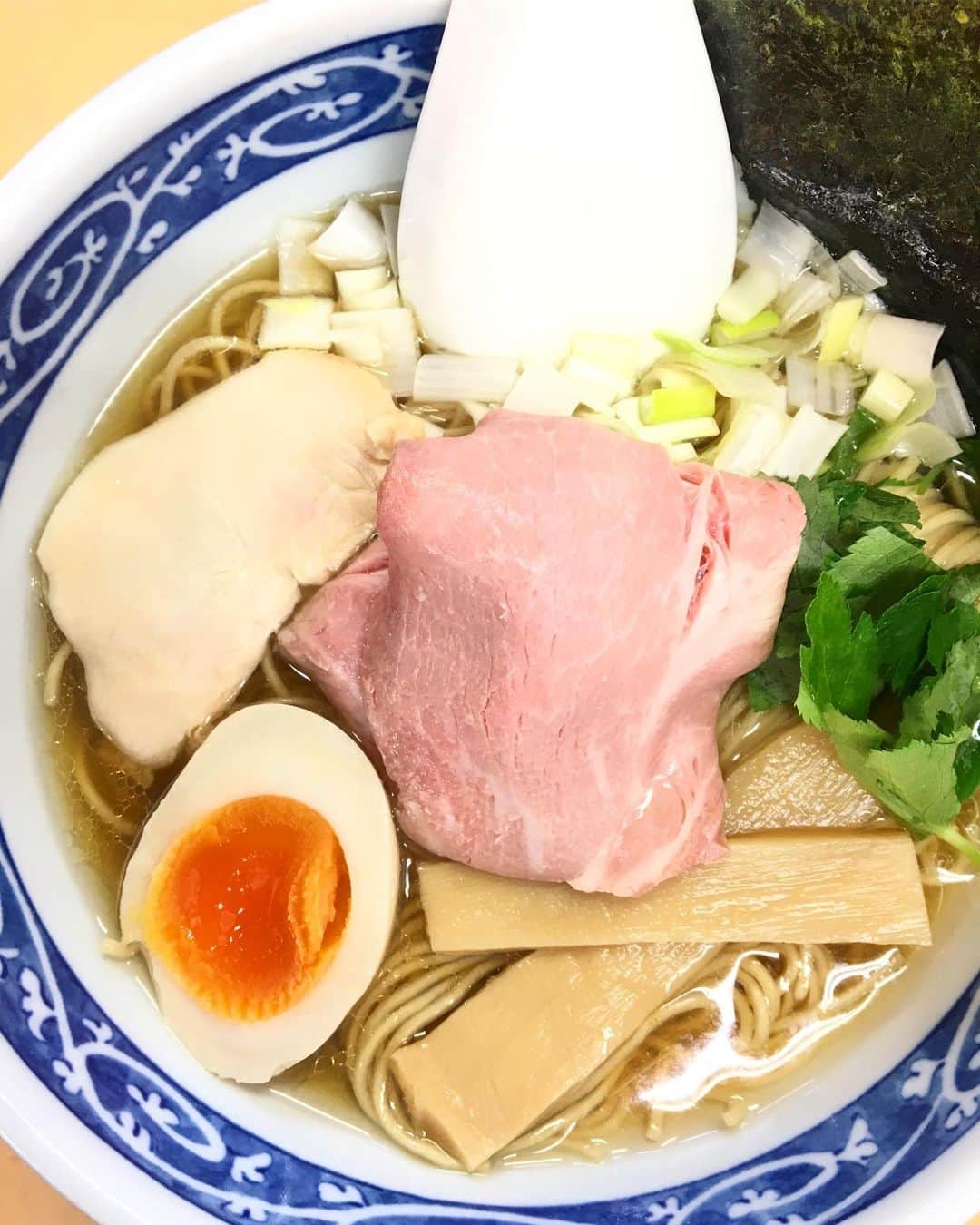 長島涼平のインスタグラム：「うまー！！ #中華そばよしかわ #よしかわ #いわし丼 #上尾」