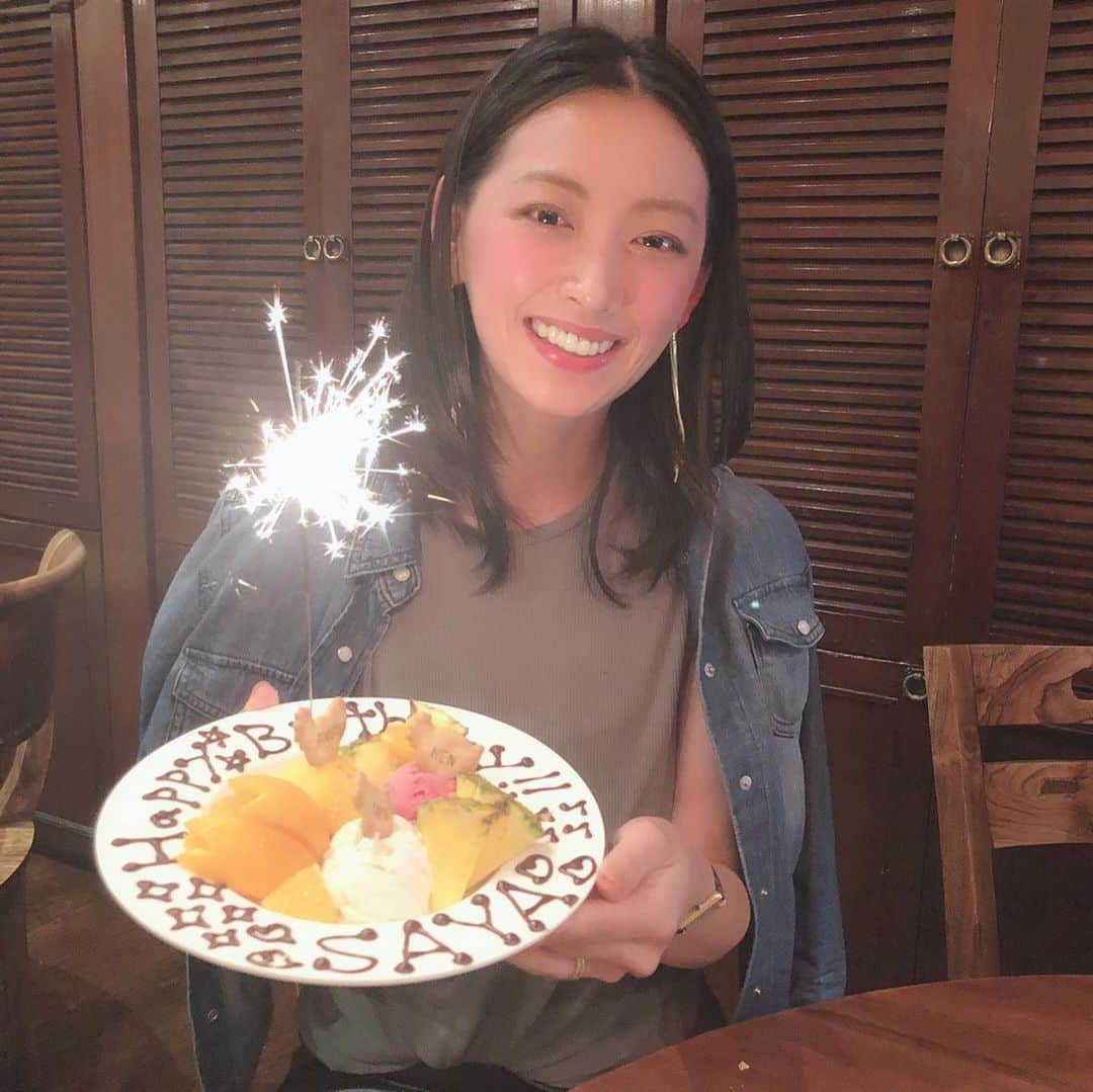 のインスタグラム：「@Ami_nakagawa_  @mari.k927  定例女子会にて、 お誕生日をお祝いしてもらいました😢❤️ 歳の近い女性としてとてもリスペクトしているふたりが仲良くしてくれることに、改めて感謝です💓💓💓 小さい頃からお姉ちゃんに憧れていたけれど、 それが実現した気分…😍 ありがとう❤️！ . ギフトに頂いたのはお揃いの @adametrope カットソーワンピース💋 さっそく今日着ています😘 . いっぱいパワーチャージしたので頑張ろう！ #ママモデル#男の子ママ#rope#3歳」