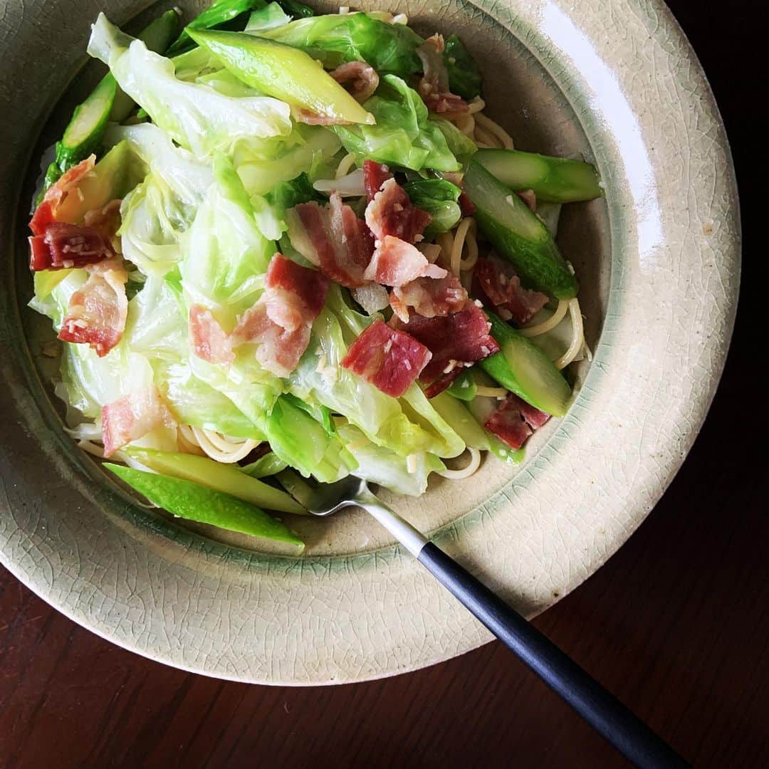 志摩有子さんのインスタグラム写真 - (志摩有子Instagram)「冷蔵庫のストックで昼ごはん。ベーコンにキャベツとグリーンアスパラのペペロンチーノ。隠し味に醤油をひと垂らししてちょっぴり和風に。野菜が甘い。 #パスタランチ #和風ペペロンチーノ #パスタ部 #土楽窯」7月1日 13時24分 - ariko418