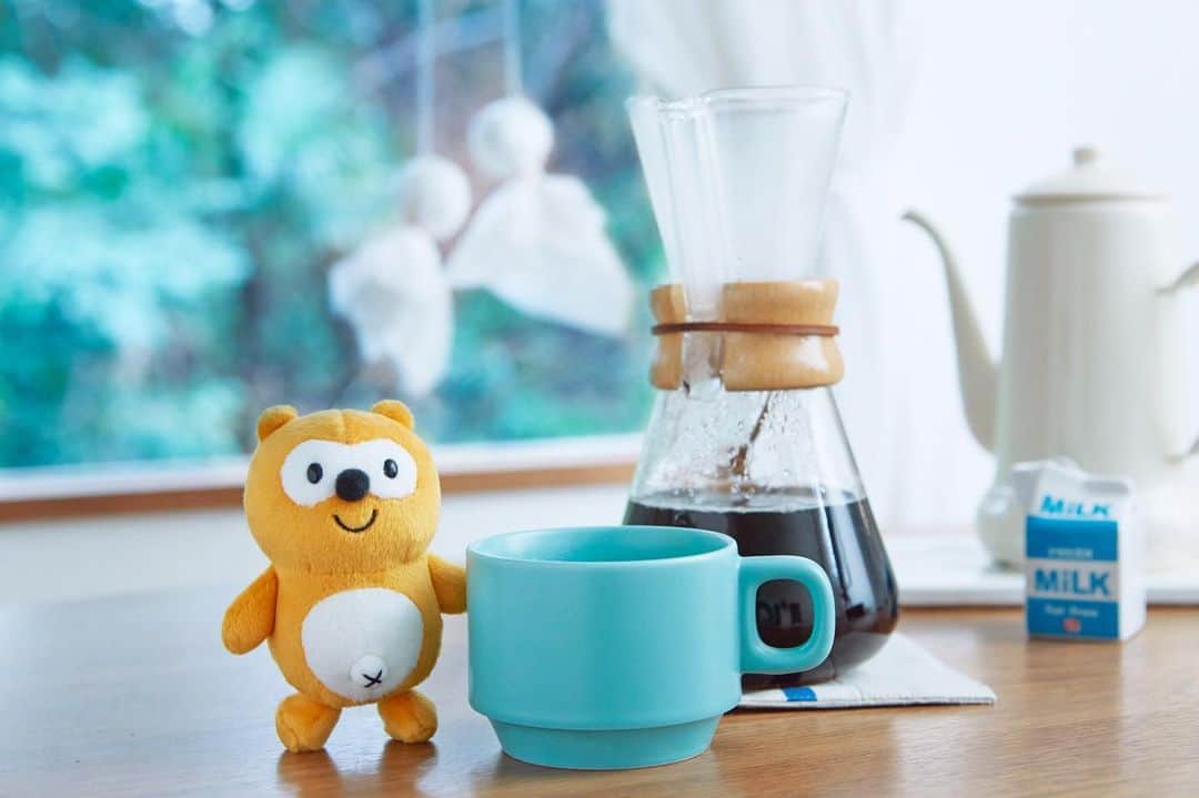 ポンタのインスタグラム：「. . 雨☔が降っている日こそ 家にいる時間を大切にしようって思うよ💓 . . 今月もみんなが 素敵な日々を過ごせますように・・✩ . . . #ponta #ポンタ #7月  #コーヒー #傘 #雨 #雨の音 #リラックス #ポジティブ #happy #ぬい撮り #ちょっこりさん #ポンスタグラム #撮りポン」