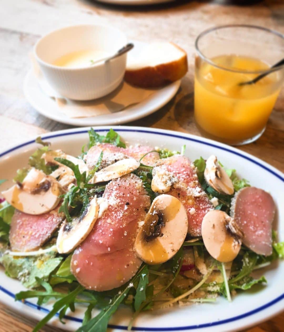 HyLifeporkTABLE代官山さんのインスタグラム写真 - (HyLifeporkTABLE代官山Instagram)「今週のサラダランチ、ハイライフポークの自家製フィレハムとマッシュルーム、セルバチコのサラダです。 自家製フィレハムはしっとり柔らか！恐らくここでしか体験出来ないのでは？！フィレならではの上質な旨味です。 最高のヘルシーランチを是非お試し下さい！  #hylifeporktable #hylifepork #代官山ランチ #instafood #コスパ最高 #サラダ #サラダランチ #salad #代官山 #自家製ハム #ポーク #ヒレ肉 #ヘルシーランチ」7月1日 13時49分 - hylifepork