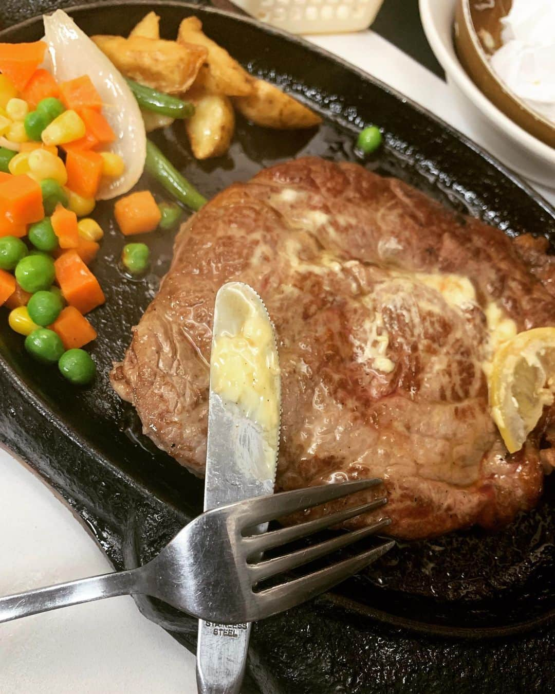 綾小路翔さんのインスタグラム写真 - (綾小路翔Instagram)「食べ過ぎた沖縄。ステーキ三昧。 ① #ジャッキーステーキハウス ② #ステーキハウス88辻本店 ③ #いちぎん食堂 #どこも違ってどこも美味しかった #普段あまり肉食じゃないのに #東京帰ってからも当分ステーキ食べたい気分 #それと #どうでもいいけれど  #一連の写真 #全部何か変な構図」7月1日 13時46分 - showayanocozey