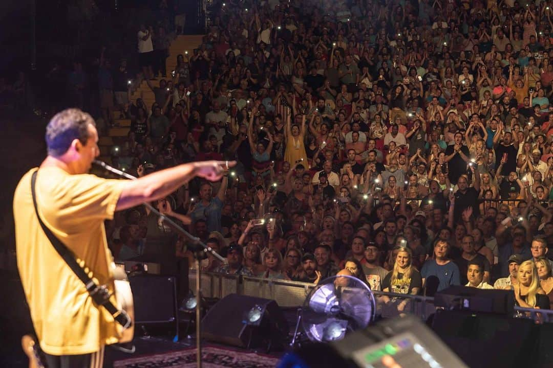 アダム・サンドラーさんのインスタグラム写真 - (アダム・サンドラーInstagram)「Thanks for closing out the tour, St Augustine. Tremendous night, in and out of the rain!!! @theampsa」7月1日 13時46分 - adamsandler