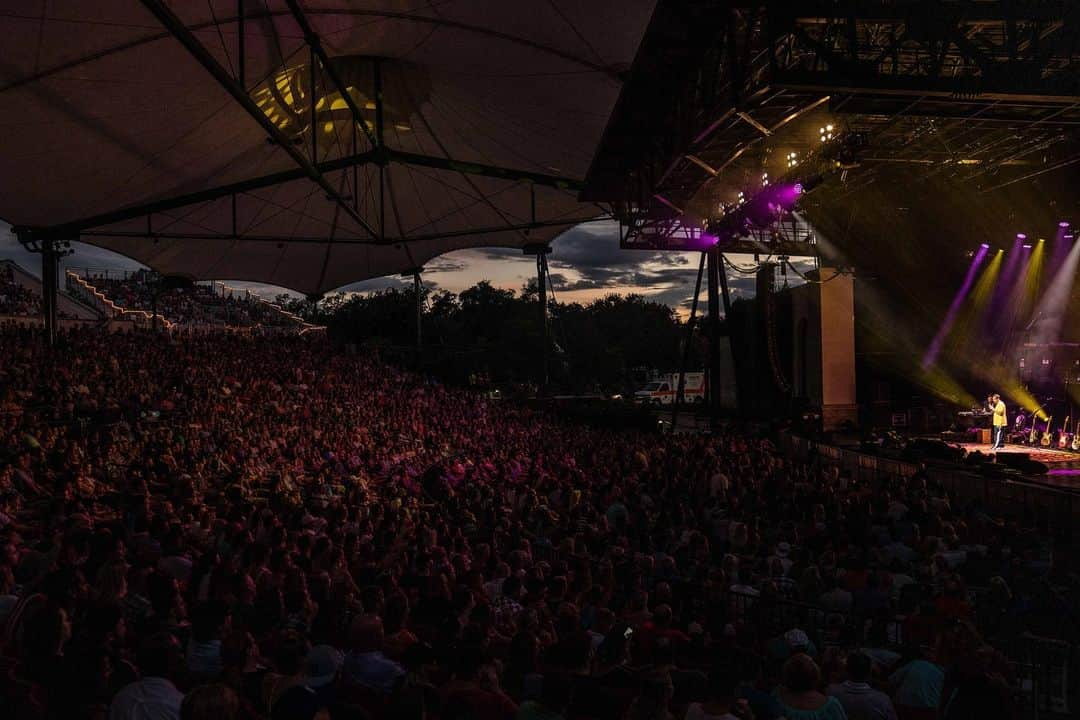 アダム・サンドラーさんのインスタグラム写真 - (アダム・サンドラーInstagram)「Thanks for closing out the tour, St Augustine. Tremendous night, in and out of the rain!!! @theampsa」7月1日 13時46分 - adamsandler