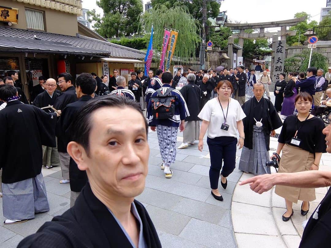 桂春雨さんのインスタグラム写真 - (桂春雨Instagram)「繁昌亭リニューアルオープンのセレモニーに参加させて頂きました。黒紋付袴姿の集団ですが、反社会勢力の集まりではありませんよ。ロビーの私の似顔絵は、まるで幽霊のようでした♪( ´θ｀) #天満天神 #繁昌亭 #大阪 #天満宮 #上方 #落語 #寄席 #定席 #リニューアル #オープン #セレモニー #黒紋付 #袴 #似顔絵 #幽霊」7月1日 13時57分 - harusamek