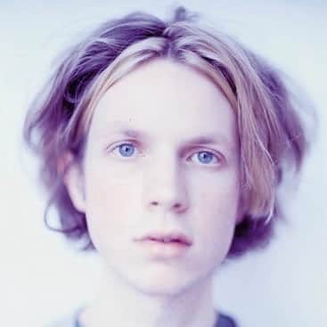 ホステス・エンタテインメントのインスタグラム：「ベック @beck のルーツともいえるカントリーやブルースを基調に制作された名盤『One Foot In The Grave』がリリース25周年を迎えました🎉🎉 94年当時のSPINマガジンの表紙を飾った写真です📸 photo by Frank W. Ockenfels III」