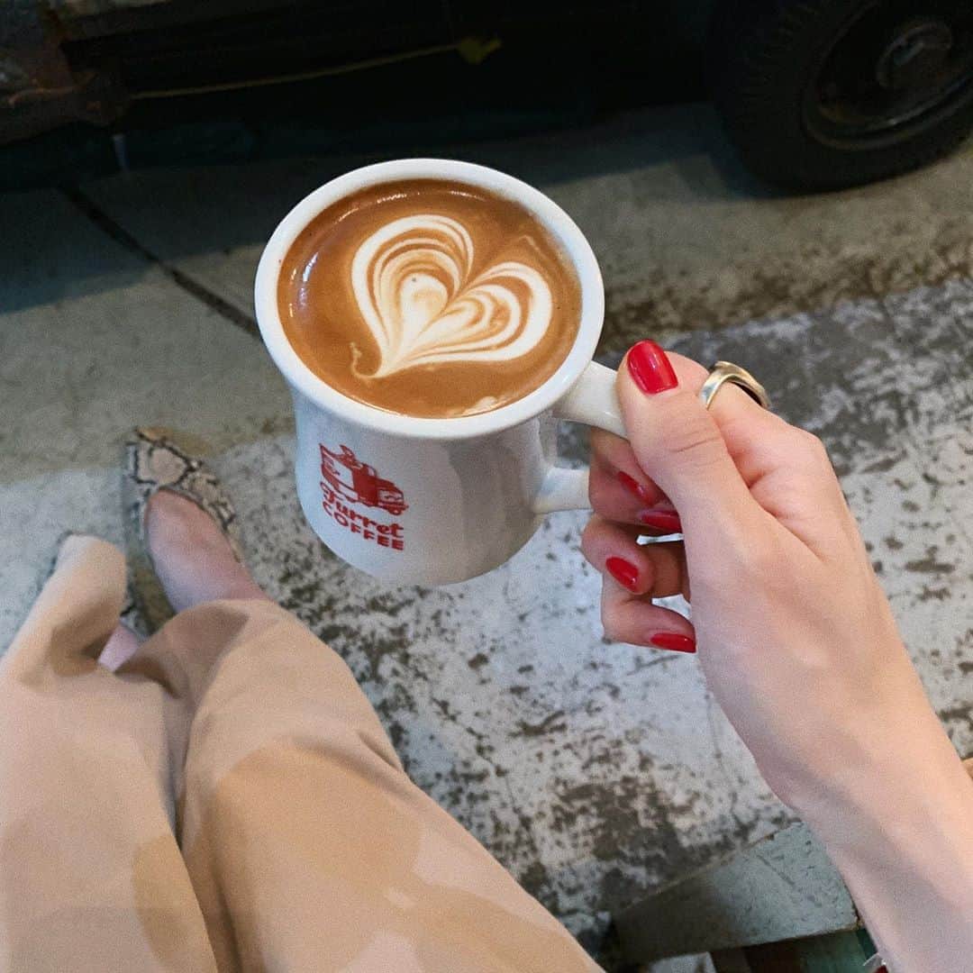 石井亜美さんのインスタグラム写真 - (石井亜美Instagram)「☕️ . 美味しいコーヒーはホッとするよなぁ〜☺️☁️ 梅雨でモヤモヤしやすい時期、 自分を大切にする時間を持ちたい🌈 @turretcoffee . . #coffee #turretcoffee #zara #soylatte #tsukiji #コーヒー #カフェ #築地 #築地カフェ」7月1日 13時56分 - ami_ishii_