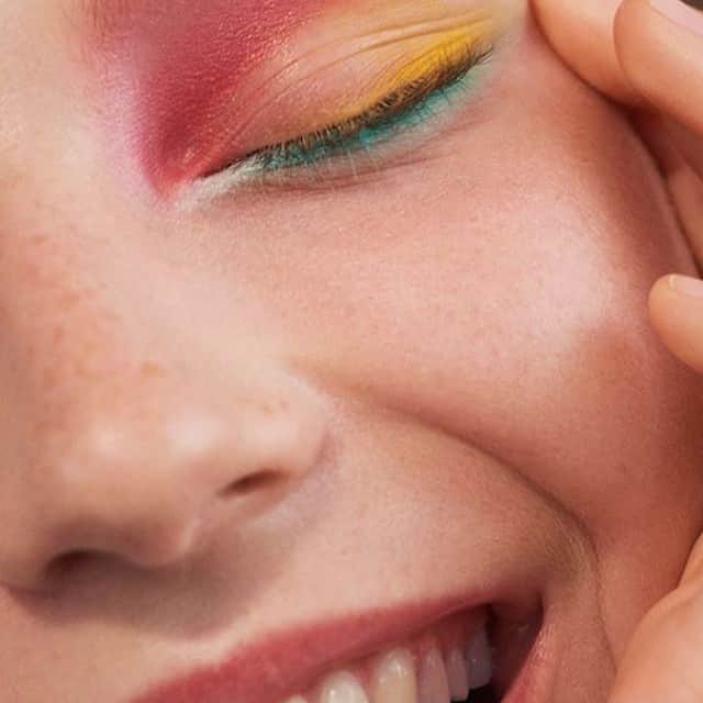 M•A•C Cosmetics Franceさんのインスタグラム写真 - (M•A•C Cosmetics FranceInstagram)「M·A·C - SUMMER ☀️ Qui attend les vacances avec impatience ? Le makeup a été réalisé avec le fond de teint Face & Body et les eye liner gel chromaline "Primary Yellow", "White", "Genuine Orange". Et vous quels seront vos favoris de l'été ? 💄  Crédit photo : @mariebruce @benjaminmadgwick @tomomiroppongi @jeannecremers @ebonieraycreative maccosmeticsuk  #maccosmetics #maccosmeticsfrance #eyemakeup #macaddict #makeup」7月1日 14時00分 - maccosmeticsfrance