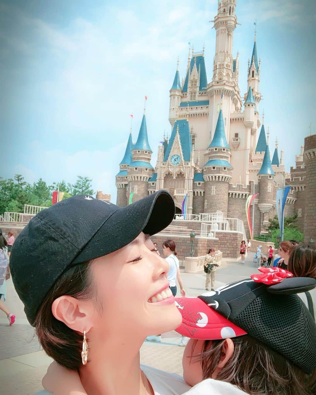 大和田美帆さんのインスタグラム写真 - (大和田美帆Instagram)「やっぱり大好き #disneyland  2人で行ってワガコ以上にはしゃいでしまい 3歳児に「ママ、おちついて」と言われました。落ち着いていられない。大好きな場所。 . . #母娘デート #母娘ディズニー」7月1日 14時01分 - miho_ohwada