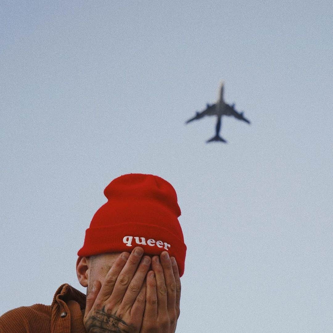 ブランドン・シェイアのインスタグラム：「Two truths & a lie... I’m gay, I’m an anxious flyer & my license expired a year ago but I’m too lazy to get it renewed. Which is the lie 😉 make your own in the comments & let’s get to really know each other. #happypride」