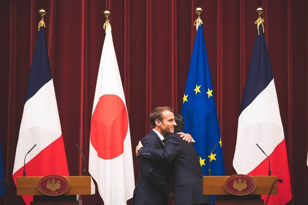 フランス大使館さんのインスタグラム写真 - (フランス大使館Instagram)「「私は日本の皆さんに大きな敬意と友情を感じる。その歴史だけではなく、強靭な精神力を持つことにも。東京から、京都、大阪まで、この４日間我々を歓待してくれた日本と安倍晋三首相に感謝」エマニュエル・マクロン大統領 "J’ai beaucoup de respect et d’amitié pour le peuple japonais, pour son histoire mais aussi pour sa force d’âme. Merci au Japon et à @shinzoabe de nous avoir accueilli pour cette visite de quatre jours de Tokyo à Osaka, en passant par Kyoto." Emmanuel Macron」7月1日 14時17分 - ambafrancejp