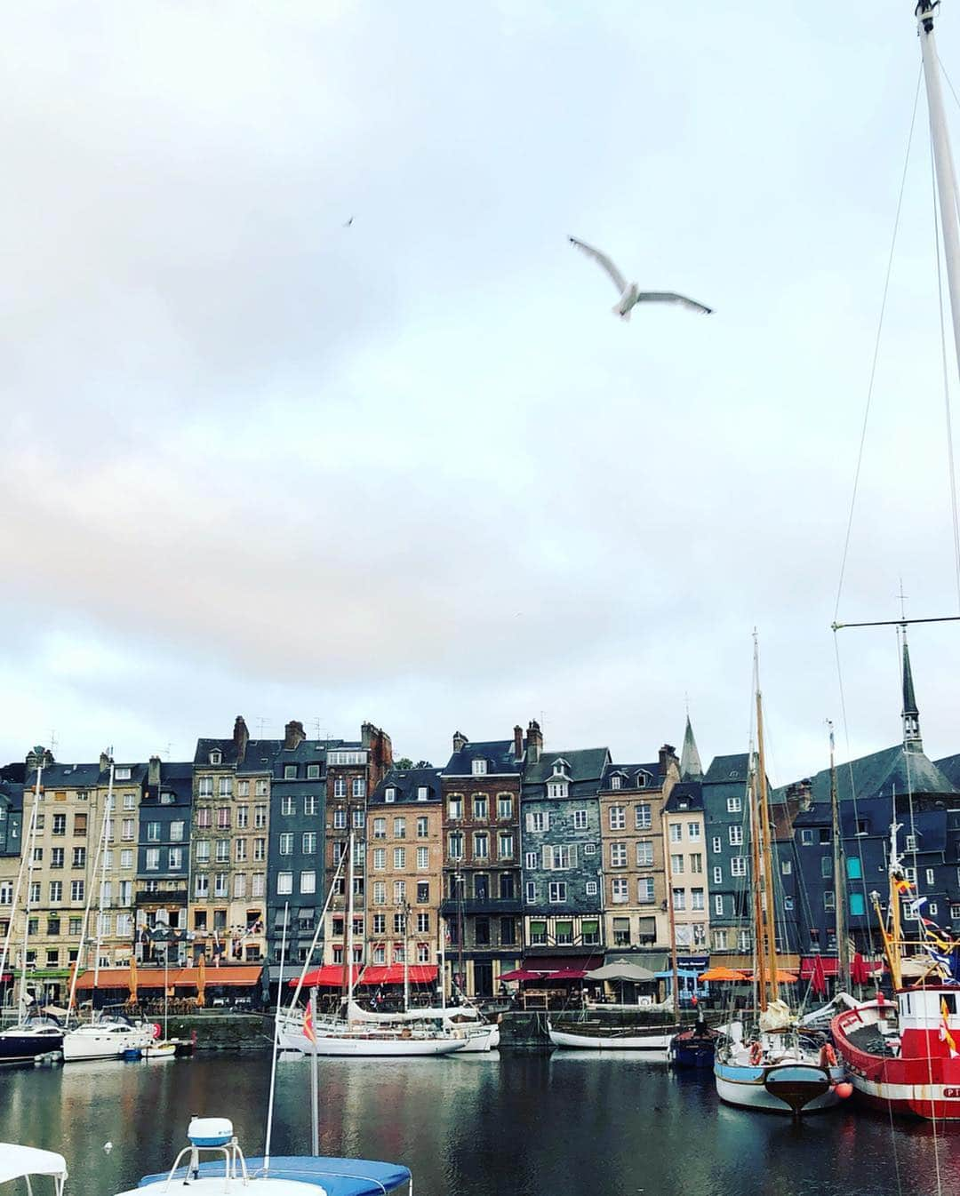 白澤貴子さんのインスタグラム写真 - (白澤貴子Instagram)「Honfleur is a picturesque town.  ホテルから歩いて10分ほどの中心地は港町。  コロンバージュや煉瓦などの家々が建ち並ぶ可愛らしい街並みとももう少しでお別れ。  天気と気温を心配していたけれど、晴れたり曇ったりしたものの、とても過ごしやすくてよかった♡  #白澤とパリ近郊 #白澤とノルマンディ #オンフルール」7月1日 14時21分 - takakoshirasawa