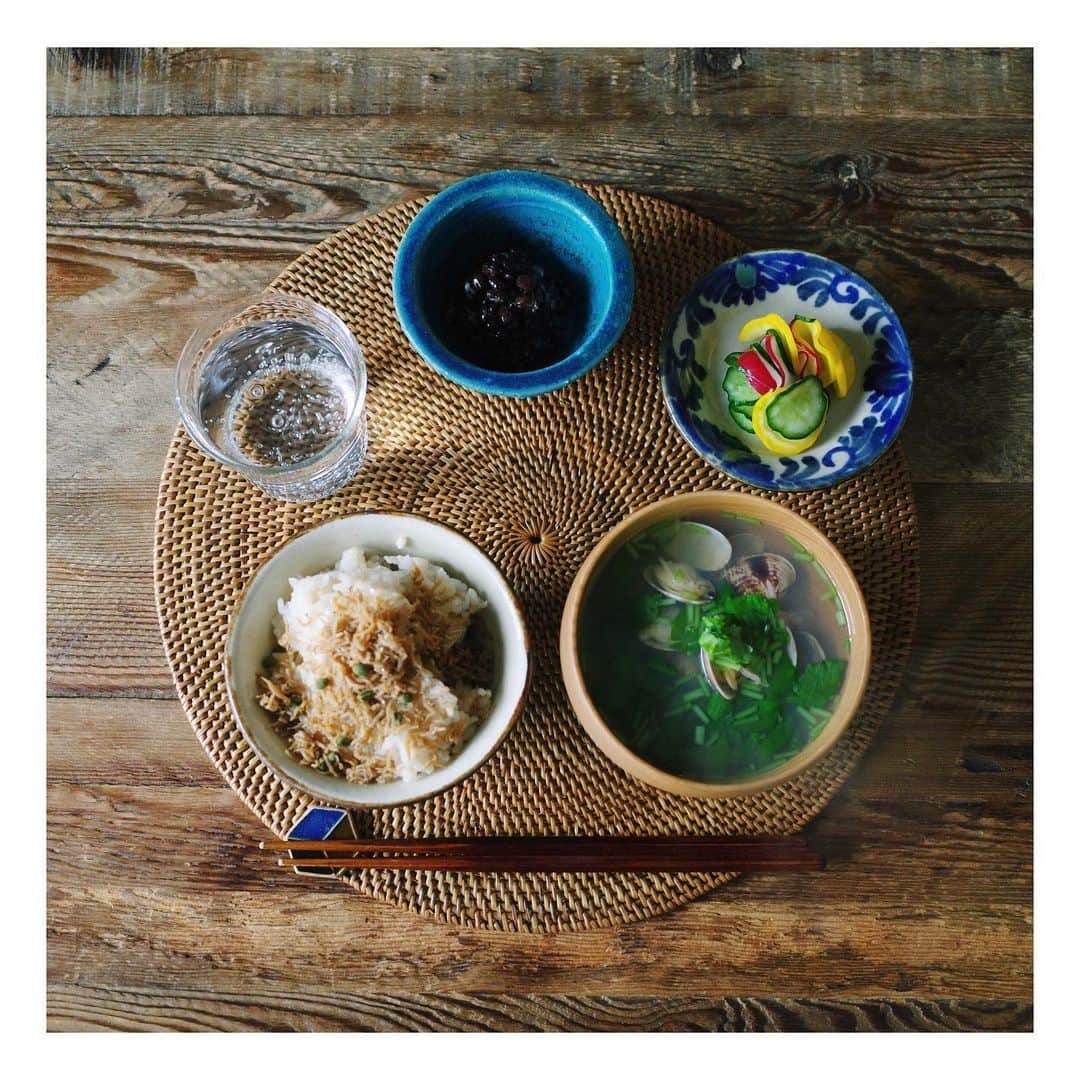 高山都さんのインスタグラム写真 - (高山都Instagram)「ただいまごはん。 久しぶりすぎる #みやれゴハン 昨夜は、日本やっほーいの焼肉と生ビールで幸せ味わったので、今日はやっと食生活元に戻そうと、質素なメニューに。 でも、こういうのを欲してた。 #江頭さんの玄米 に、京都の食堂おがわで食事した際に、買わせてもらった手作りのちりめん山椒をかけて。 あさりは昆布とお酒とお塩ですまし汁に。 野菜は塩もみして浅漬けに。 黒豆納豆も美味しい。 ご馳走も最高だけど、身体が喜ぶのは、こんな食事だなー。 #みやれゴハン」7月1日 14時35分 - miyare38