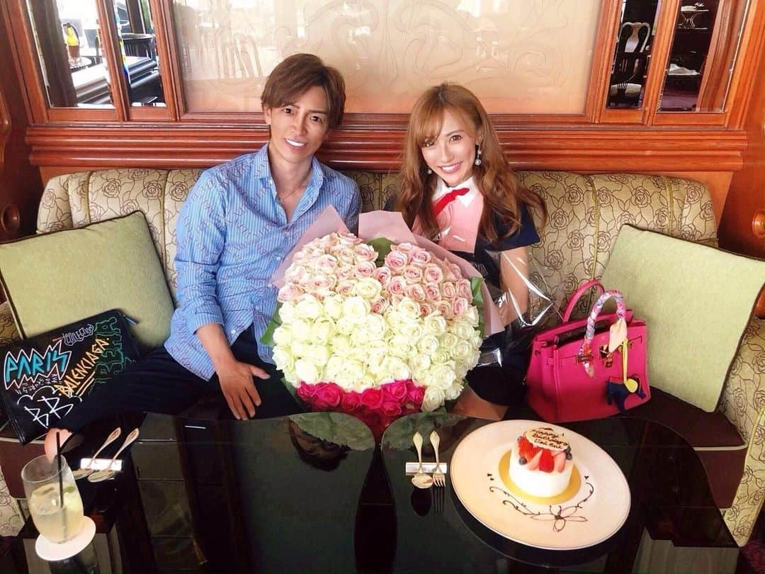 寿リリカさんのインスタグラム写真 - (寿リリカInstagram)「♡ 5月に主人とbirthdayランチデートした時の🍽💕💕 ♡ ボラボラbirthdayでもお祝いしてくれたのに帰国後もすぐにまた🥺💓🎁✨ ♡ ニコニコとなりでお祝いしてくれる優しい笑顔の主人が愛おしくてうるうるしちゃう🥺💕💕 ♡ 何年たっても変わらない大きな愛と優しさで包み込んでくれて、どんな時も支え続けてくれる最愛の人💗💗 ♡ #バースデーランチ #バースデーサプライズ #お誕生日ランチ #うかい亭表参道 #birthday #birthdaylunch #birthdaypresent #birthdaycake #surprisebirthday」7月1日 14時38分 - ririkakotobuki