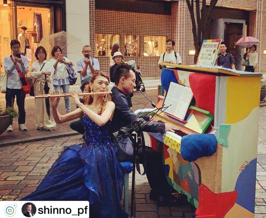 MEET at Marunouchiさんのインスタグラム写真 - (MEET at MarunouchiInstagram)「#repost @shinno_pf . #丸の内アートピアノ お足元の悪い中たくさんの方が足を止めてくださりました！本当にありがとうございました♪  #林愛実 #長井進之介 #フォレロン #piano #flute #marunouchi #丸の内ドットコム」7月1日 14時58分 - marunouchi_com