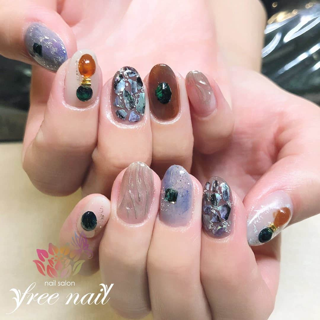 ネイルアーティストRYさんのインスタグラム写真 - (ネイルアーティストRYInstagram)「. シックアースカラーネイル💅🏻🌏✨ . 大人の渋めネイル🌞🐚 . #ネイリスト #ネイルアーティスト #ネイルアート #ネイルチェンジ #ネイルサロン #自宅ネイルサロン #大阪ネイルサロン #ネイルパーツ  #ネイルスクール #ネイル動画 #ジェルネイル #ネイルデザイン #ニュアンスネイル #ミラーネイル #シェルネイル #埋め込みネイル #ストーンネイル #ブラウンネイル #グレーネイル #デザインネイル #トレンドネイル #おしゃれネイル #こだわりネイル #大人ネイル #個性派ネイル #夏ネイル #サマーネイル #美甲 #日式美甲」7月1日 14時54分 - nail_artist_rm