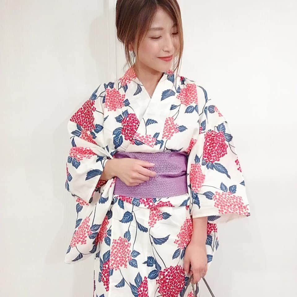aicoco0202さんのインスタグラム写真 - (aicoco0202Instagram)「✳ ✳ ✳ ✳ ✳ ✳ ✳ ❁浴衣code❁ ✳ ✳ ✳ ✳ ✳ ✳ 気づけば今日からもう7月…☻♫ ✳ ✳ 梅雨明けはまだまだ先になりそうだけど、 7月8月は花火大会にお祭りにと 夏のイベントな盛りだくさんなので 今年は浴衣を新調してみました♡♡♡ ✳ ✳ ✳ ✳ @ohkini_kimono の浴衣セットは、 なんと帯と下駄もついた3点セットで ¥3980とかなりリーズナブルで驚き！！ ✳ ✳ 色や柄もレトロなものから可愛らしいものまで バリエーションがすごく豊富なのも魅力的です◎ ✳ ✳ ✳ ちなみに今回はあじさい(赤)の浴衣に パープルの兵児帯にしてみたよ❁ ✳ ✳ ✳ ✳ ✳ 今年の夏は何回この浴衣着て お出かけできるかなぁ…☻♡ ✳ ✳ ✳ ✳ ✳ ✳ #浴衣#浴衣女子#浴衣帯選び#お祭り#お祭りコーデ#新着浴衣#かわいい浴衣#浴衣デート#夏祭り#和服#大人の浴衣#yukata#浴衣セット#浴衣set#浴衣コーデ#今日のコーデ#ママコーデ#ママファッション#プチプラコーデ#30代ファッション#30代コーデ#ママスタ夏コーデ#夏コーデ#fashion#outfit#ootd#locari#mamagirl#coordinate#お洒落さんと繋がりたい」7月1日 14時55分 - aicoco0202