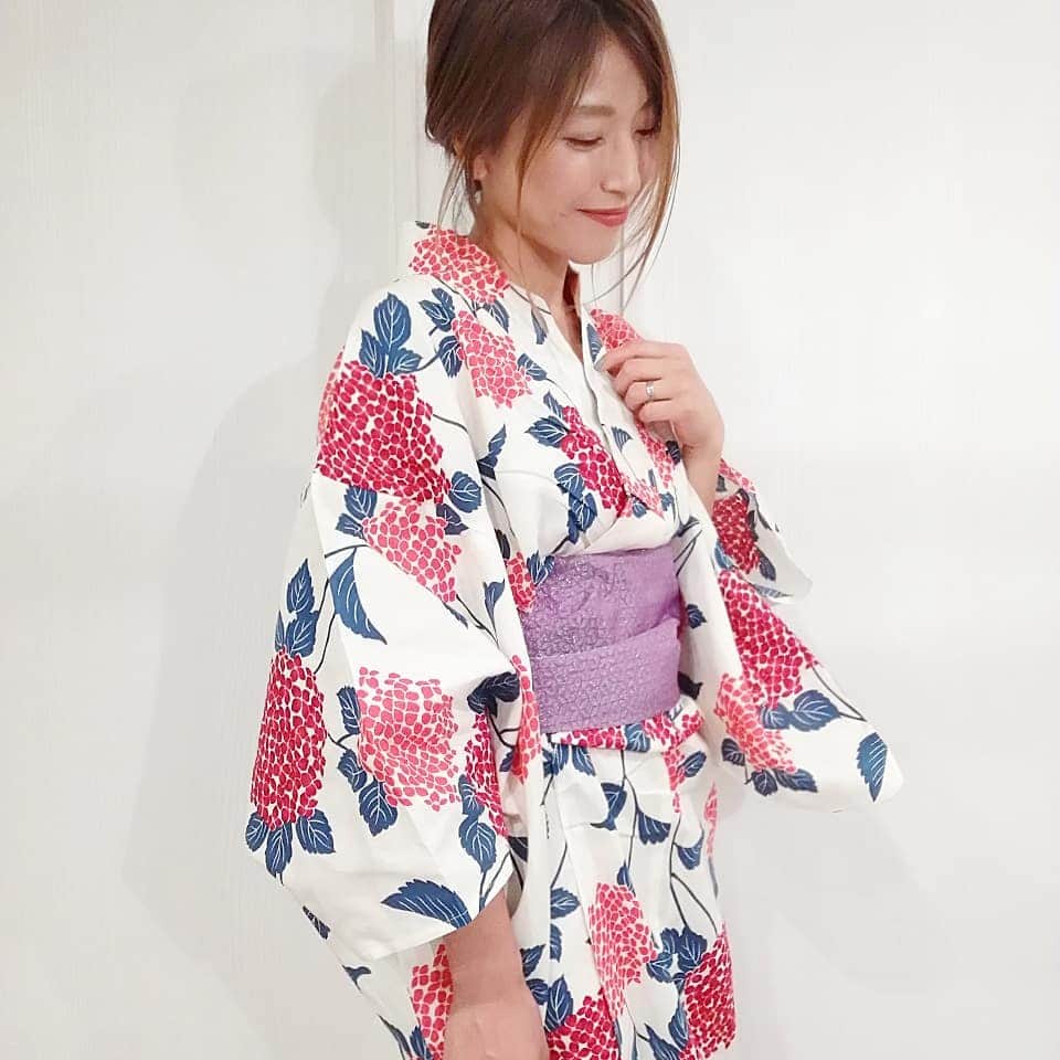 aicoco0202さんのインスタグラム写真 - (aicoco0202Instagram)「✳ ✳ ✳ ✳ ✳ ✳ ✳ ❁浴衣code❁ ✳ ✳ ✳ ✳ ✳ ✳ 気づけば今日からもう7月…☻♫ ✳ ✳ 梅雨明けはまだまだ先になりそうだけど、 7月8月は花火大会にお祭りにと 夏のイベントな盛りだくさんなので 今年は浴衣を新調してみました♡♡♡ ✳ ✳ ✳ ✳ @ohkini_kimono の浴衣セットは、 なんと帯と下駄もついた3点セットで ¥3980とかなりリーズナブルで驚き！！ ✳ ✳ 色や柄もレトロなものから可愛らしいものまで バリエーションがすごく豊富なのも魅力的です◎ ✳ ✳ ✳ ちなみに今回はあじさい(赤)の浴衣に パープルの兵児帯にしてみたよ❁ ✳ ✳ ✳ ✳ ✳ 今年の夏は何回この浴衣着て お出かけできるかなぁ…☻♡ ✳ ✳ ✳ ✳ ✳ ✳ #浴衣#浴衣女子#浴衣帯選び#お祭り#お祭りコーデ#新着浴衣#かわいい浴衣#浴衣デート#夏祭り#和服#大人の浴衣#yukata#浴衣セット#浴衣set#浴衣コーデ#今日のコーデ#ママコーデ#ママファッション#プチプラコーデ#30代ファッション#30代コーデ#ママスタ夏コーデ#夏コーデ#fashion#outfit#ootd#locari#mamagirl#coordinate#お洒落さんと繋がりたい」7月1日 14時55分 - aicoco0202