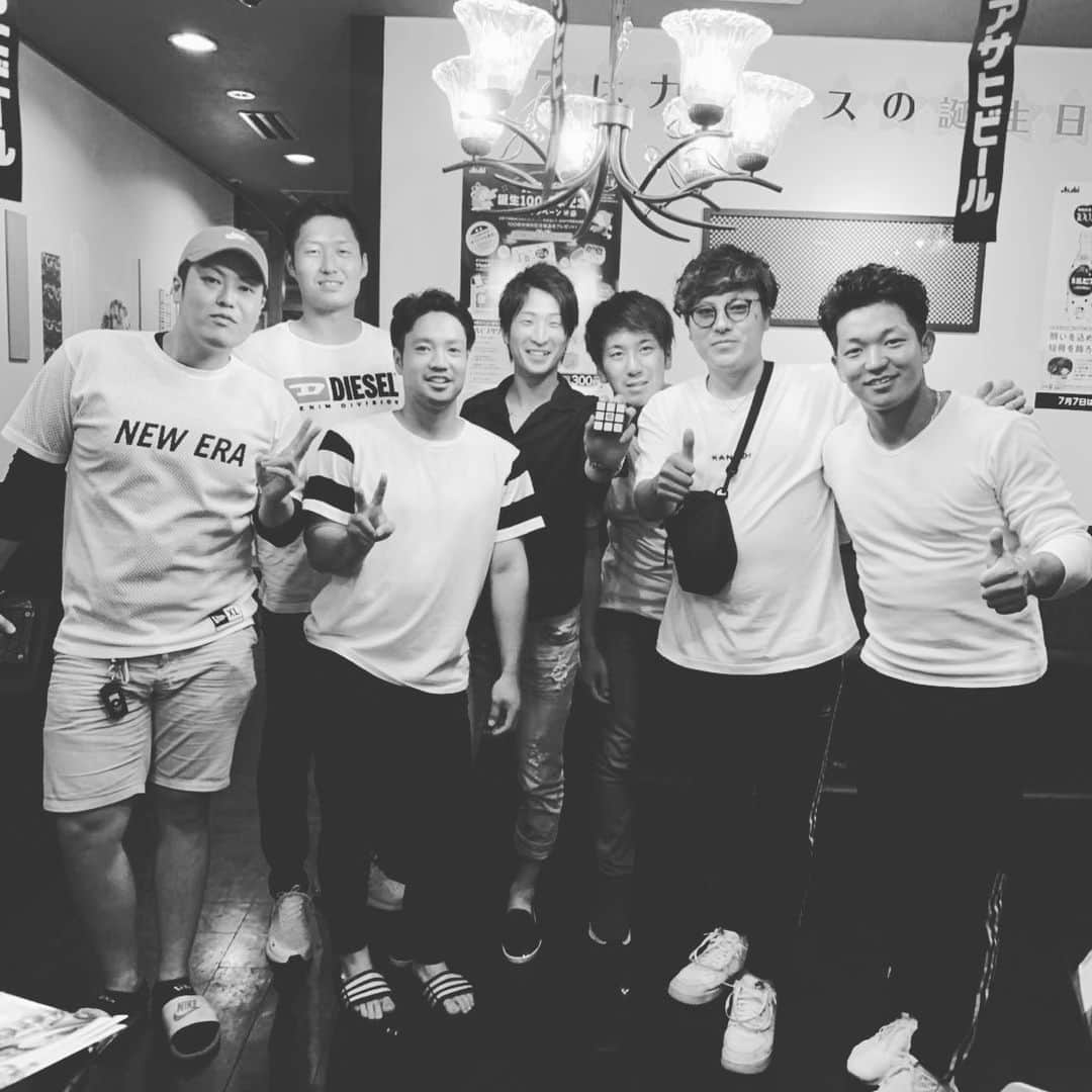 若松駿太のインスタグラム：「昨日はブレーブスに来てから初めての同級生会でした！！ しかも俺が籍を入れたからケーキまで用意してくれてました😭😭 ほんとにありがと〜！！ そしてこれからもよろしくお願いします🙇‍♂️‼️👍 #94年会 #栃木ゴールデンブレーブス #3150」