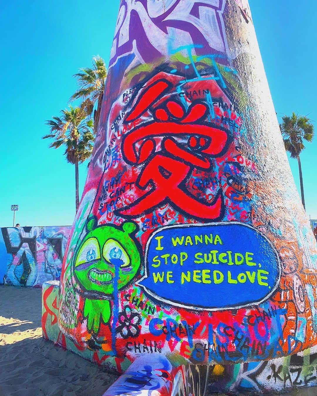 柳井大地さんのインスタグラム写真 - (柳井大地Instagram)「I'm Drawing at Venice Public Art Walls.  I WANNA STOP SUICIDE, WE NEED LOVE........................〝❤️🌙⭐️💧♐︎ 〟  #art #paint #graffiti  #skate #surf #design  #love #ootd #fashion  #painting #drawing #l4l  #streetart #wallart #graffitiart  #絵 #絵本 #落書き #venicebeach  #hiphop #イラスト #アート #あーと  #followme #いいね返し #좋아요반사  #venice #santamonica #la #愛」7月1日 15時00分 - daichi_yanai