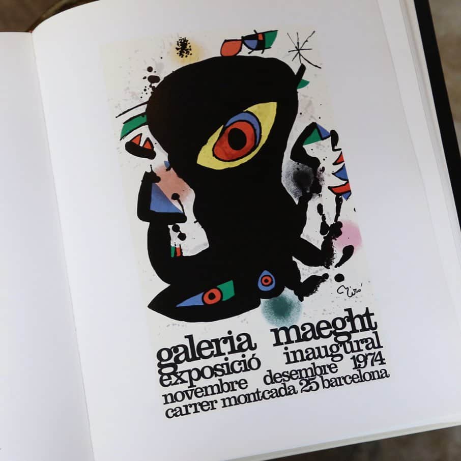 nostos booksさんのインスタグラム写真 - (nostos booksInstagram)「一目見て誰が描いたのか分かる強い筆使い、特徴的な色彩。ピカソやダリなどと同年代に活躍したスペインの画家、ジョアン・ミロの作品です。﻿ ﻿ こちらはそんなミロの作品をデザインの視点から捉えられるポスター作品集。デザイナーやイラストレーターにもおすすめしたい一冊です。﻿ ﻿﻿ 表紙の一枚は、スペイン内戦が始まりパリへと避難した時期に「スペインを助けよ」というタイトルで制作したもの。本書に多数掲載された抽象的なポスターと比べると、人物という分かりやすいモチーフを用いており、メッセージ性の強さを感じます。(小見)﻿﻿ ﻿ ﻿ ﻿﻿ 『MIRO’S POSTERS』の詳細はプロフィールリンクからご覧ください。>> @nostosbooks﻿﻿﻿﻿﻿ ﻿﻿﻿ #ジョアンミロ # #nostosbooks #ノストスブックス #松陰神社前 #松陰神社前駅 #松陰神社商店街 #世田谷線#古本 #古本屋 #古書店 #東京古書店 #古本屋巡り #アート本 ＃アートブック #デザイン本﻿ #ブックデザイン」7月1日 15時06分 - nostosbooks