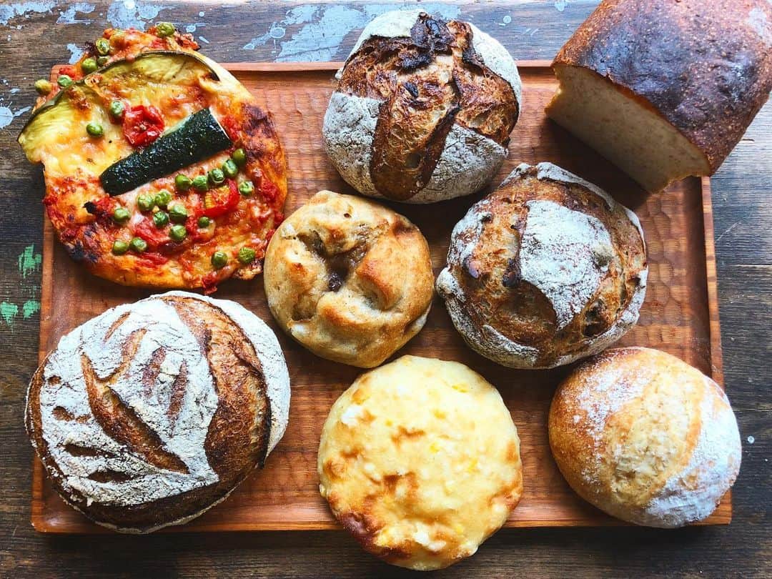 CHIPPRUSONのインスタグラム：「本日のBREAD🍞🍕🌽コーンは塩味、ピザは緑ナス！」