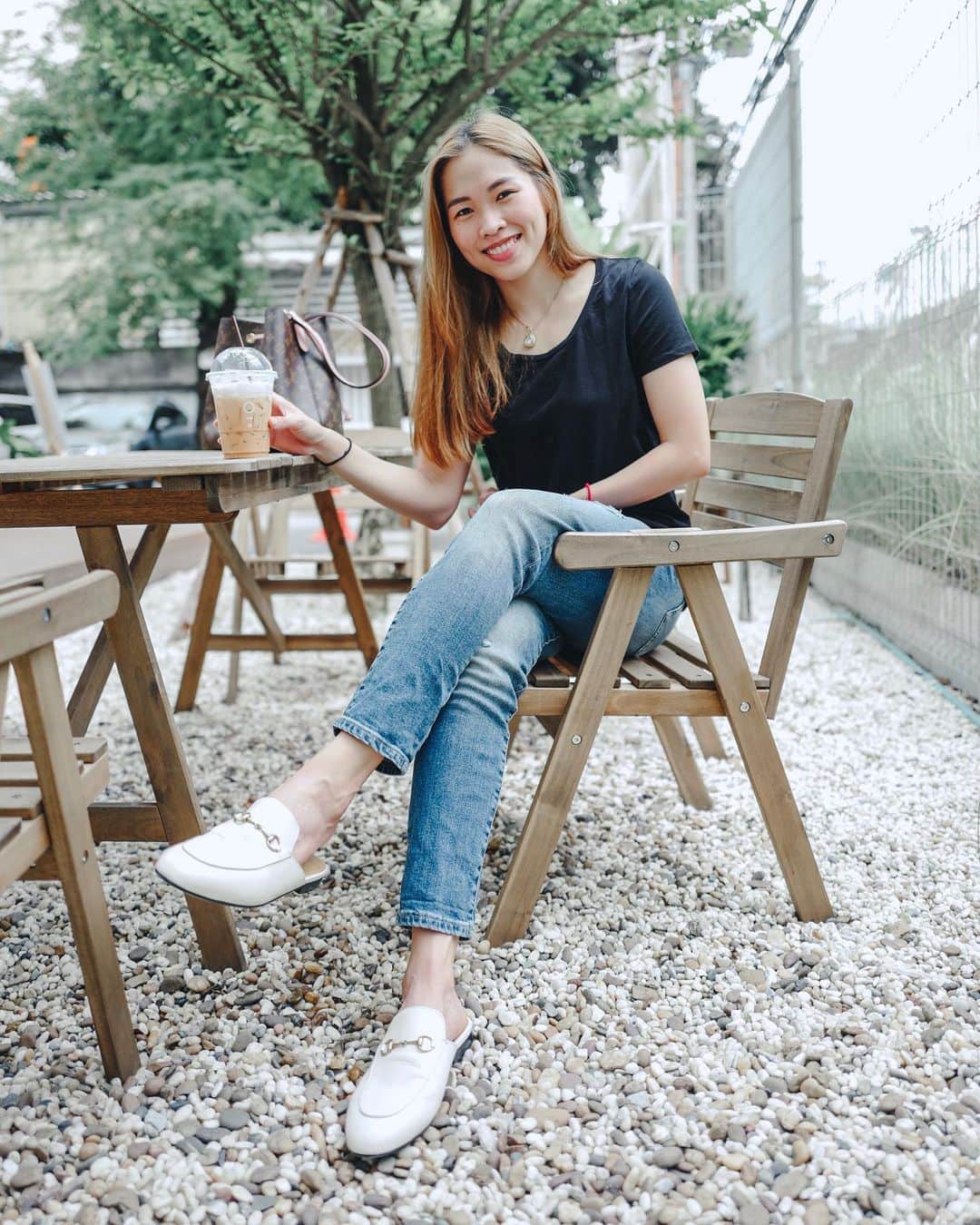 ラチャノック・インタノンのインスタグラム：「เป็นแค่คนในจอ แต่ไม่ดีพอเท่าคนในใจ.. 🖤」