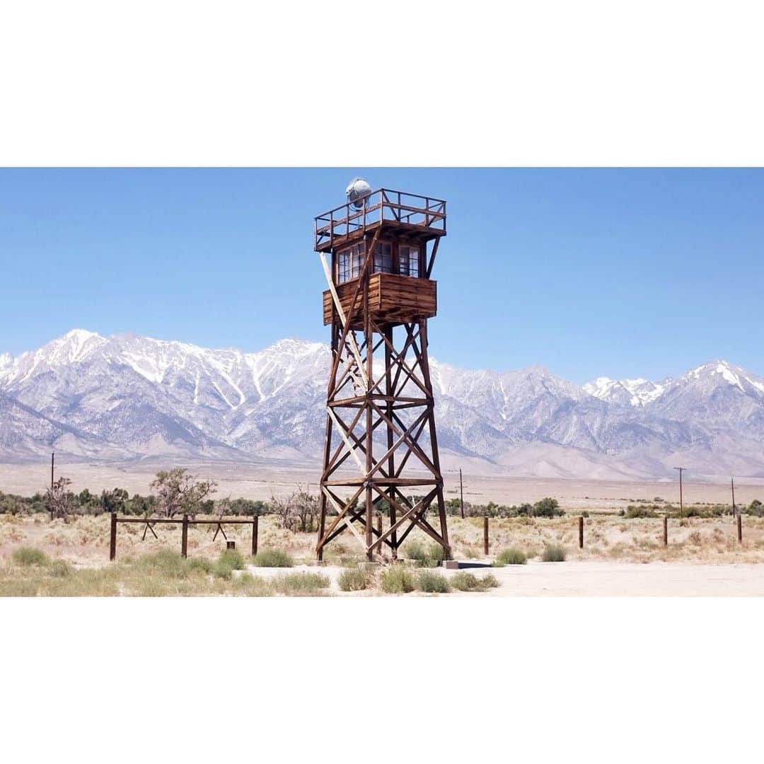 ライアン・ダニエル・ドブソンのインスタグラム：「I’m ashamed to say I’ve lived in LA for almost 14 years and have only now visited Manzanar. I’ll go into more details in my Stories, but quickly:  Manzanar is an American concentration camp in California (near Mammoth) that held Japanese Americans from 1942 to 1945. At its peak it housed 11k people - it’s one of many US camps that held over 120,000 Japanese Americans during World War II.  When Pearl Harbor was attacked, the general American public became extremely suspicious of their Japanese neighbors, and the government ultimately arrested them. Families lost their homes, businesses, family heirlooms, and dignity. This was happening in places like Sawtelle (a street in our neighborhood that was settled by Japanese immigrants) and to kids who attended the very same public school in our neighborhood. One day those kids were in class, and the next they were prisoners here.  It’s coincidental that we are visiting a dark moment in our country’s history so close to July 4th. Interestingly, I don’t feel less patriotic having seen Manzanar - maybe even a bit proud that this monument is here as a reminder of what we do not want to become. I’d like to celebrate Independence Day in an honest way; knowing what we can be at our best, and what we’re in danger of becoming at our worst.  We are a glorious melting pot. If we “deprive any person of life, liberty, or property, without due process of law” then we have not upheld our own Constitution. And if we become suspicious of our neighbor because of the color of their skin or their nationality then we fail to be truly American.」