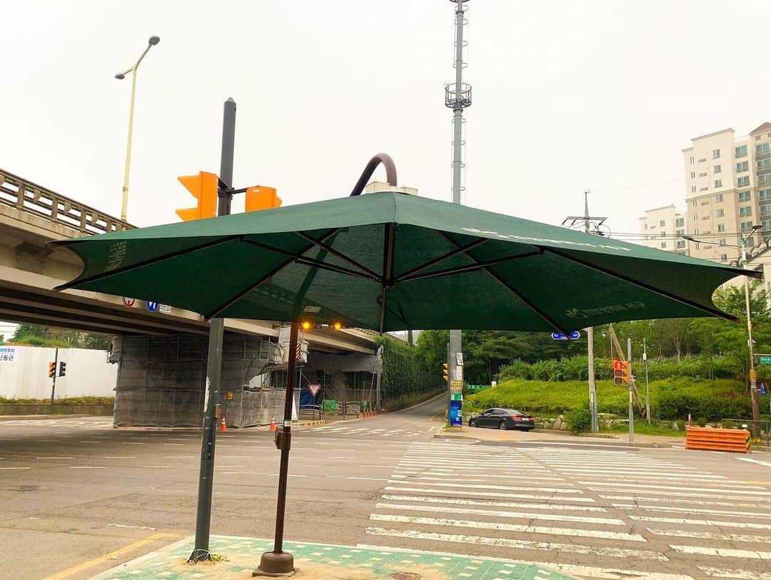 浜平恭子さんのインスタグラム写真 - (浜平恭子Instagram)「‪韓国では、横断歩道の脇にこんな巨大傘を時々見掛けます(๑′ᴗ‵๑) 夏前になると登場するのですが、信号待ちの時に陽射しを避けるためにここに入るんです🌞 ちょっとした雨の時も助かる〜☔️ この下に人がたくさんいらっしゃる時もありますが、昨日は独り占めでしたん（笑）‬ ‪#日韓往復 #ラジオDJ #浜平恭子 #KissFMKOBE #한일커플 #한일부부 #한일왕복 #라디오DJ #하마히라쿄코 #韓国生活 #仁川」7月1日 15時15分 - hamahi1231