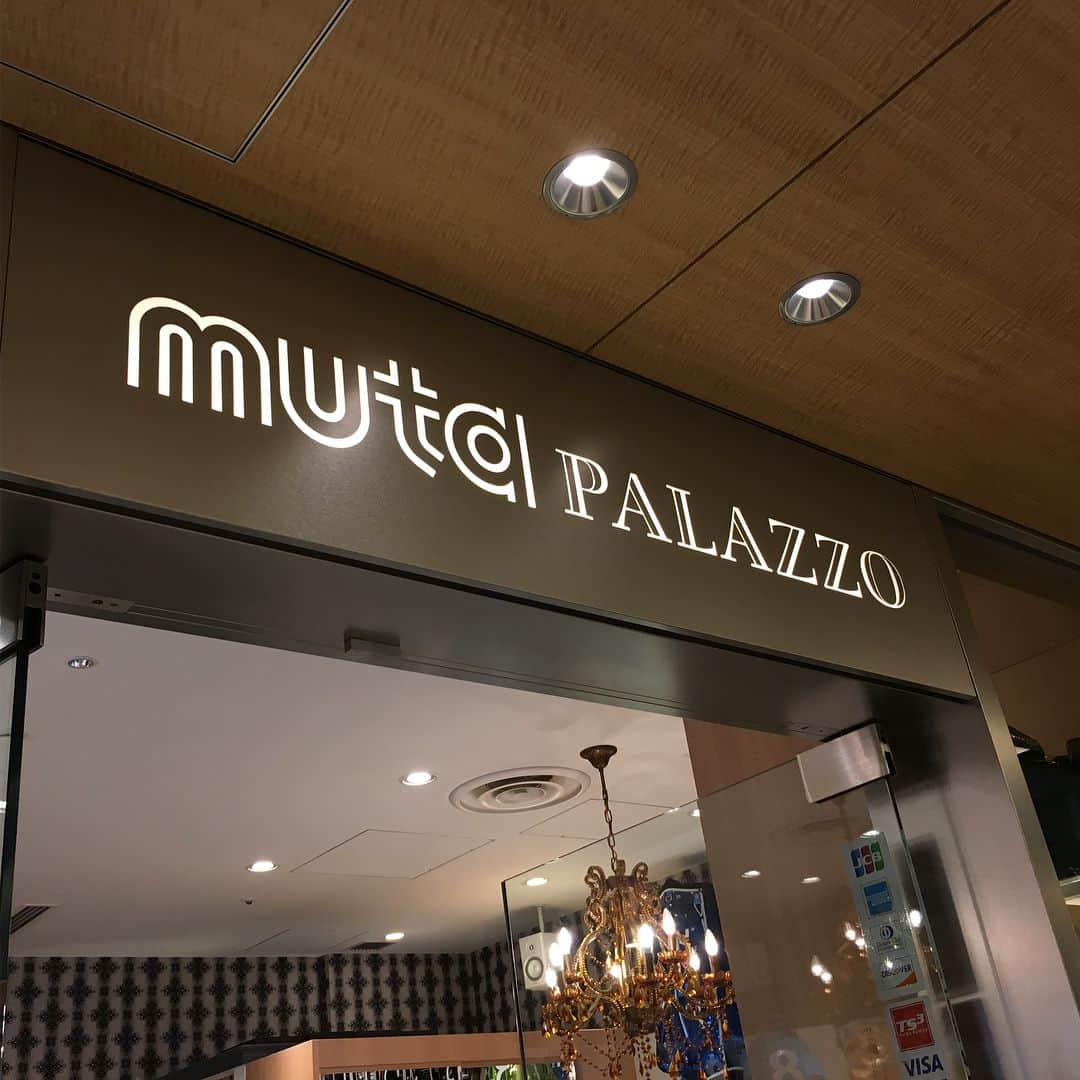藤田香澄のインスタグラム：「パレスホテル東京の地下にあるmuta PALAZZOが本日リニューアルオープンです⚓🌊✨ muta MARINE GOLFを中心に取り扱う店舗になったようです( * ॑꒳ ॑* ) キャディバッグが欲しくて沢山見てきました⛳️✨ ネットでは売切れになっているものも置いてあって感動です！！きっとすぐ売れちゃうんだろうなぁ😭 あ、ゴルフ教えてくれる方募集中です🙋🏻笑 #muta #mutamarine #mutamarinegolf #advicsmutaracingfairies #🐭⛱ #mutapalazzo #ゴルフ女子」