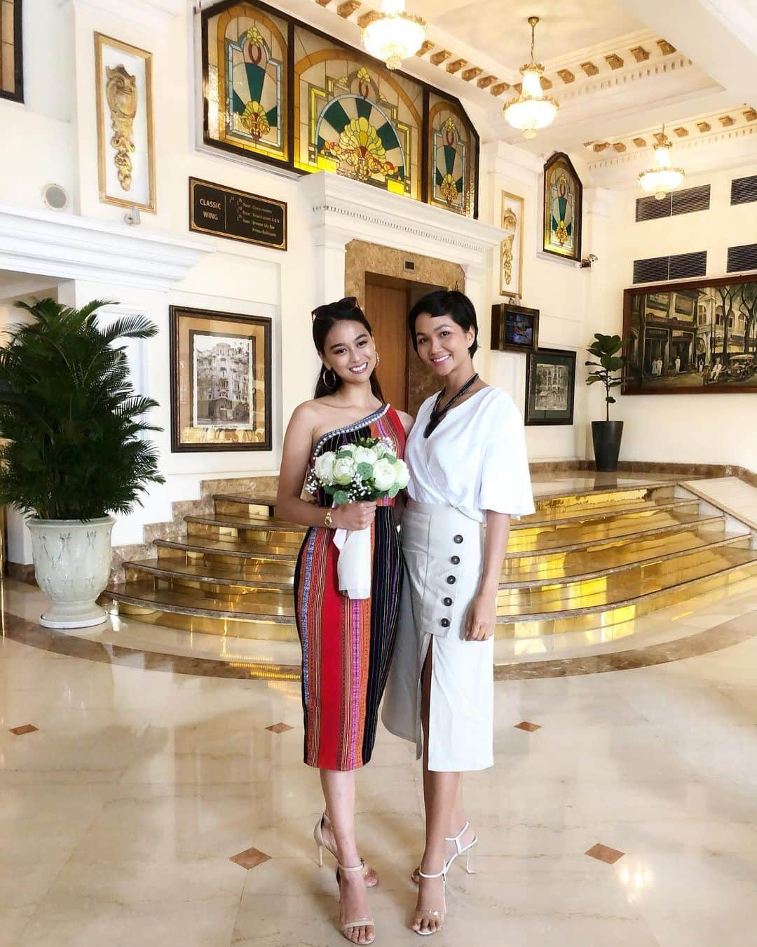 遊海 Yuumiさんのインスタグラム写真 - (遊海 YuumiInstagram)「Reunited @hotelmajesticsaigon Ho Chi Minh ❤️ wearing @hhennie.official ethics minority traditional clothes that she gave me last trip ❤️ thank you hhennie ❤️ ヘニーにもらった少数民族の衣装❤️ また再開できて嬉しかった❤️ #hotelmajesticsaigon #yuumitravel #majesticsaigon #vietnam #japan #missuniverse2018 #hochiminhcity #bestie #sisterhood #reunited #love」7月1日 15時33分 - yuumi_kato