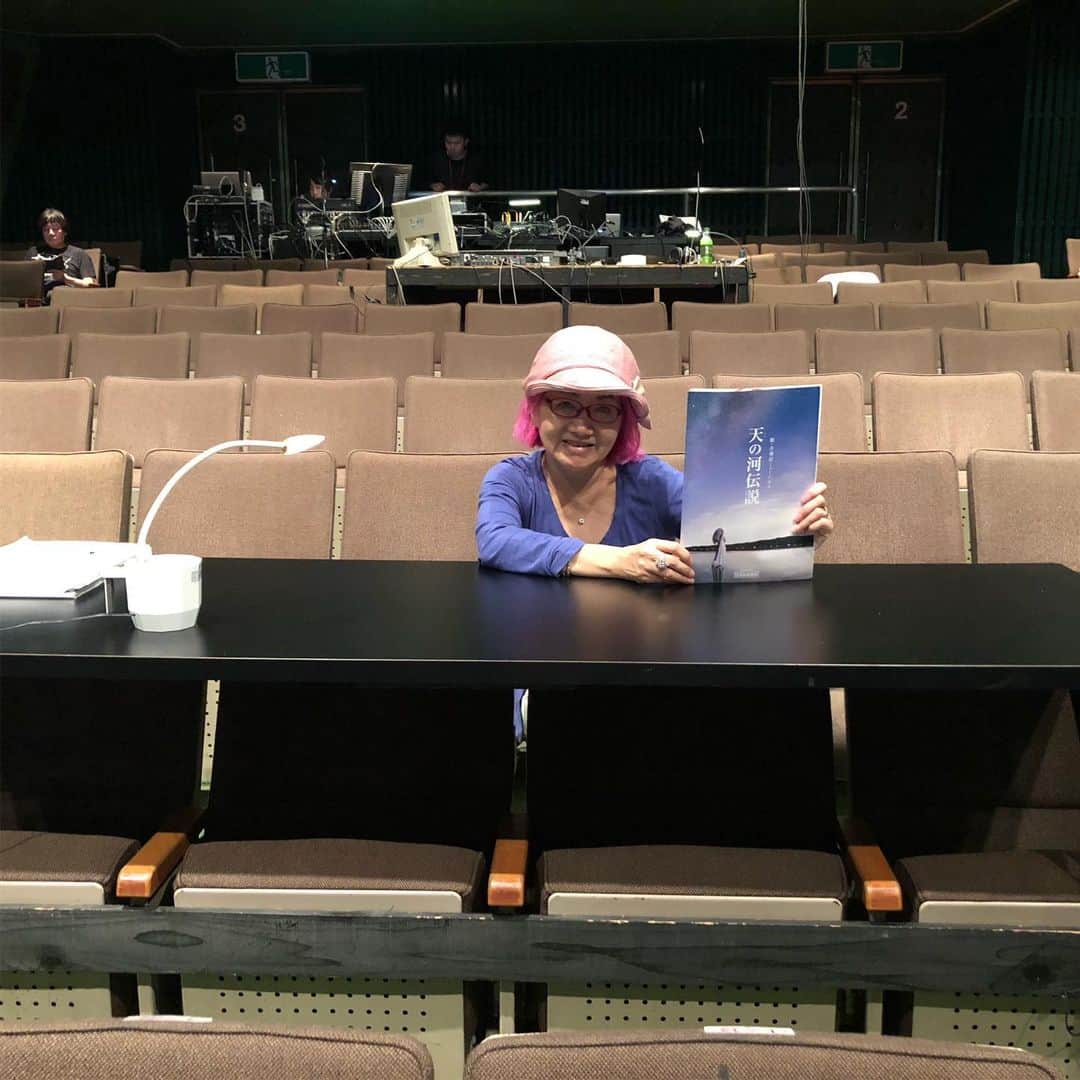 旺季志ずかさんのインスタグラム写真 - (旺季志ずかInstagram)「仕込みの日の 劇場が好きです。 これから始まる舞台が 作られていく。 スタッフがプロの腕を発揮する。 劇場に入ったら 客席に演出家席を 作ってくれていました❤️ 嬉しい😆  心より皆さまのご来場を お待ちしています  #天の河伝説」7月1日 15時33分 - shizuka_ouki