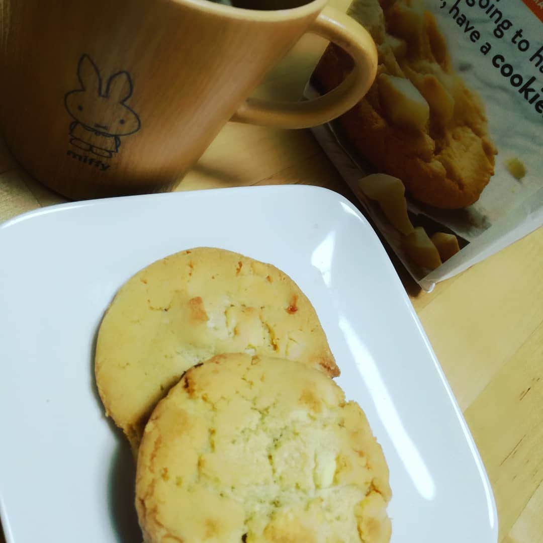 のインスタグラム：「本日のおやつ。ホワイトチョコマカダミアクッキー。絶対に美味しいやつ。アメリカンなクッキー最強。丸いからカロリーはゼロだ！ #本日のおやつ　#ゼロカロリー　　#ホワイトチョコマカダミアクッキー」