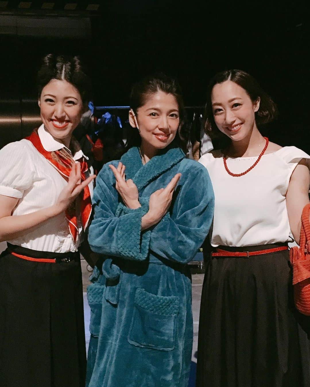 純名里沙さんのインスタグラム写真 - (純名里沙Instagram)「『東京クリエイティブキッズフェスティバル2019』お陰様で、6/29日、30日と二日間の公演が無事に終了いたしましたー‼︎ ・ 二日間で、のべ700人のキッズ達が登場し、大人キャストを交えて夢の世界を表現✨ ・ 29日の主役を演じた杉山はな絵さん、 30日の主役の西山巳喜多くん、 ふたりとも、お稽古場から本当に成長して本番では頼もしいくらいでした^ - ^💓 ・ 私はママとして、喜怒哀楽、全てをぶつけていく役割。 お芝居が初めてのふたりとゼロから関係を作っていく中で、私も舞台の上でも楽屋でも、本当に2人が愛おしく、実際に子を持つ母の気持ちを体感出来たことも嬉しい発見でした💓 ・ そして、350人ずつが二日間に分かれて舞台に立つ為、本当にハードスケジュールで通し稽古が難しい中、スタッフさん、キャストの皆さんが高みを目指した公演でしたので、終演後は涙溢れ、みな、止まらず、、。 ・ 誰一人、楽屋に降りようとしなかったのも素敵な光景でした。。✨ ・ 本当に、そんな中で堂々と主演を張った我が子らに（まだまだ母が抜けません💦）私も涙腺崩壊なのでした。。😭💓 終演後、主演のふたりからお花束をいただき💐✨はな絵ちゃんからはお手紙まで😭💓 ママ、2人のことずーっと応援してるからね〜‼️ ・ ダンサーであり、今回はパパ役でもある尾関晃輔さん、ライブペインティングパフォーマーの近藤康平さん、シンガーの菅谷真理恵さん、ダンサーの三田将平さん、MAOTOさん、増田恭子さん、市川絵美さん、KAZUKIさん、共演の大人キャストの皆々さまの、ギリギリまで高みを目指すプロ意識にも、おおいに助けられましたし、刺激になりました。。✨皆さま本当に素晴らしかったです‼︎ ファンカッションの皆さまの演奏も楽しく✨大人モデルさんも美しかった^ - ^✨ ・ 3日間、劇場にカンズメでずーっと公演の曲を聴いていたので、寝ても覚めても、まだまだ、頭の中で曲がエンドレスでリピートする状態から抜け出せないでいますが（笑）また、素敵な仲間に出会えた事、何よりとても嬉しかったです‼︎ ・ そしてやっぱり、舞台、ミュージカルは私の血に、身体に染み付いて濃く流れているもので、、また素敵な機会に巡り合えるようにしたいと、改めて感じたのでした＼＼\\٩( 'ω' )و //／／ ・ 素晴らしいパフォーマンスで魅了してくださいましたキャストの皆さま、大変なスケジュールで動いてくださったスタッフの皆々さま、主催の皆さま、あたたかなお客様、全ての関係者の皆々さまに、こころより感謝を込めて。。ありがとうございました‼️ ・ ※全員の集合写真は、FBに載ってます^ ^ 是非チェックしてくださいね✨ https://m.facebook.com/risajunna3158/?locale2=ja_JP ・ #純名里沙 #risajunna  #東京クリエイティブキッズフェスティバル  #2019 #舞浜アンフィシアター #無事終了 #ありがとうございました」7月1日 15時38分 - risajunna3158