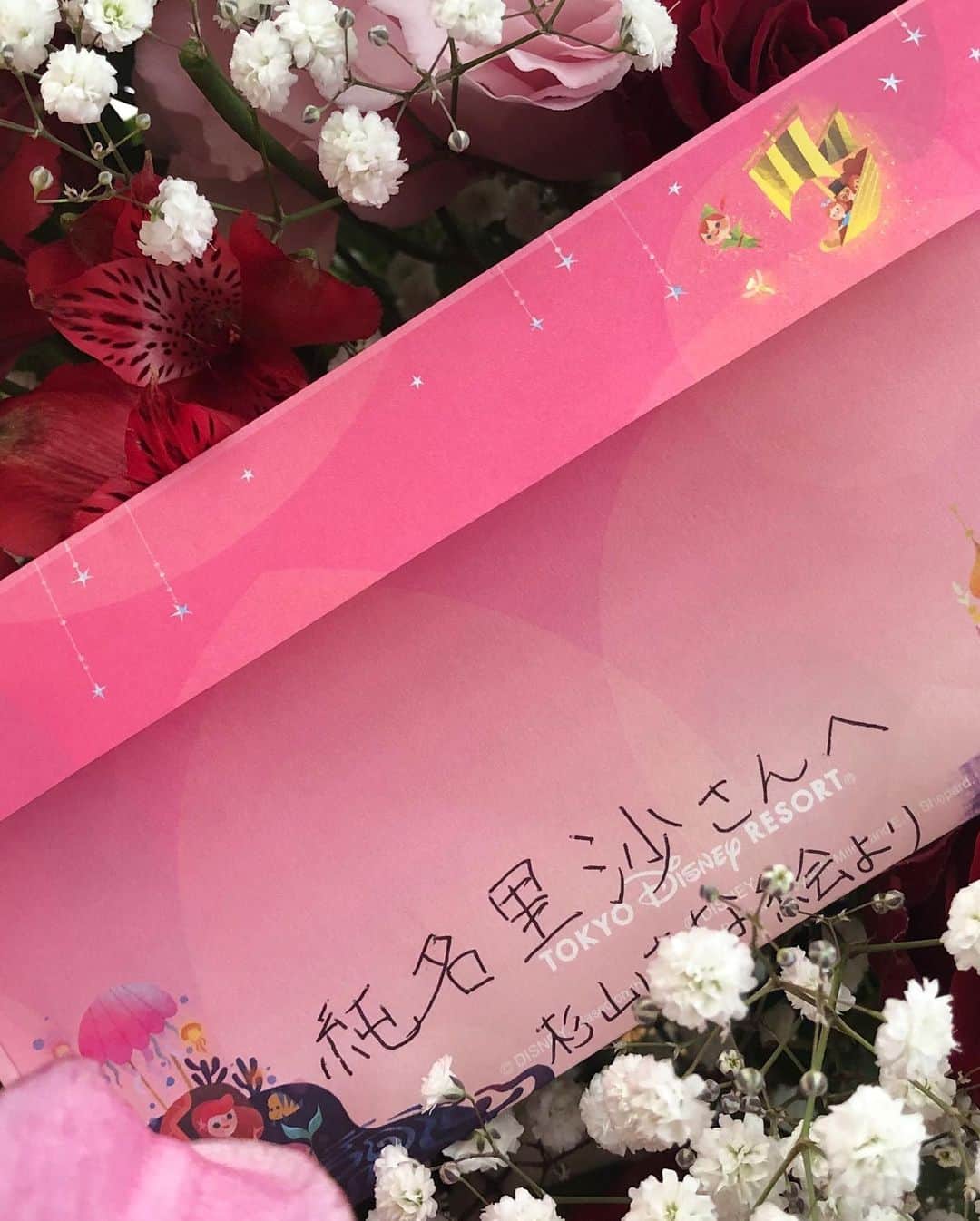 純名里沙さんのインスタグラム写真 - (純名里沙Instagram)「『東京クリエイティブキッズフェスティバル2019』お陰様で、6/29日、30日と二日間の公演が無事に終了いたしましたー‼︎ ・ 二日間で、のべ700人のキッズ達が登場し、大人キャストを交えて夢の世界を表現✨ ・ 29日の主役を演じた杉山はな絵さん、 30日の主役の西山巳喜多くん、 ふたりとも、お稽古場から本当に成長して本番では頼もしいくらいでした^ - ^💓 ・ 私はママとして、喜怒哀楽、全てをぶつけていく役割。 お芝居が初めてのふたりとゼロから関係を作っていく中で、私も舞台の上でも楽屋でも、本当に2人が愛おしく、実際に子を持つ母の気持ちを体感出来たことも嬉しい発見でした💓 ・ そして、350人ずつが二日間に分かれて舞台に立つ為、本当にハードスケジュールで通し稽古が難しい中、スタッフさん、キャストの皆さんが高みを目指した公演でしたので、終演後は涙溢れ、みな、止まらず、、。 ・ 誰一人、楽屋に降りようとしなかったのも素敵な光景でした。。✨ ・ 本当に、そんな中で堂々と主演を張った我が子らに（まだまだ母が抜けません💦）私も涙腺崩壊なのでした。。😭💓 終演後、主演のふたりからお花束をいただき💐✨はな絵ちゃんからはお手紙まで😭💓 ママ、2人のことずーっと応援してるからね〜‼️ ・ ダンサーであり、今回はパパ役でもある尾関晃輔さん、ライブペインティングパフォーマーの近藤康平さん、シンガーの菅谷真理恵さん、ダンサーの三田将平さん、MAOTOさん、増田恭子さん、市川絵美さん、KAZUKIさん、共演の大人キャストの皆々さまの、ギリギリまで高みを目指すプロ意識にも、おおいに助けられましたし、刺激になりました。。✨皆さま本当に素晴らしかったです‼︎ ファンカッションの皆さまの演奏も楽しく✨大人モデルさんも美しかった^ - ^✨ ・ 3日間、劇場にカンズメでずーっと公演の曲を聴いていたので、寝ても覚めても、まだまだ、頭の中で曲がエンドレスでリピートする状態から抜け出せないでいますが（笑）また、素敵な仲間に出会えた事、何よりとても嬉しかったです‼︎ ・ そしてやっぱり、舞台、ミュージカルは私の血に、身体に染み付いて濃く流れているもので、、また素敵な機会に巡り合えるようにしたいと、改めて感じたのでした＼＼\\٩( 'ω' )و //／／ ・ 素晴らしいパフォーマンスで魅了してくださいましたキャストの皆さま、大変なスケジュールで動いてくださったスタッフの皆々さま、主催の皆さま、あたたかなお客様、全ての関係者の皆々さまに、こころより感謝を込めて。。ありがとうございました‼️ ・ ※全員の集合写真は、FBに載ってます^ ^ 是非チェックしてくださいね✨ https://m.facebook.com/risajunna3158/?locale2=ja_JP ・ #純名里沙 #risajunna  #東京クリエイティブキッズフェスティバル  #2019 #舞浜アンフィシアター #無事終了 #ありがとうございました」7月1日 15時38分 - risajunna3158