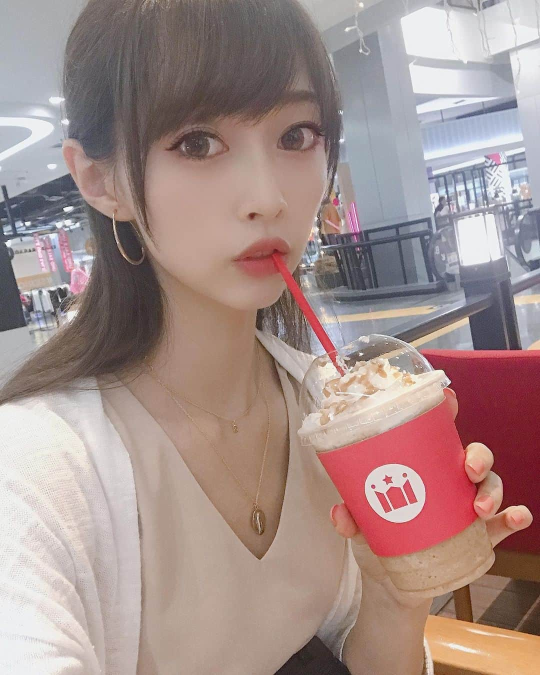 林紗久羅さんのインスタグラム写真 - (林紗久羅Instagram)「HOLLYS COFFEE🥤でひと休み✨  #hollyscoffee #thailand #bangkok」7月1日 15時51分 - sa1210ku