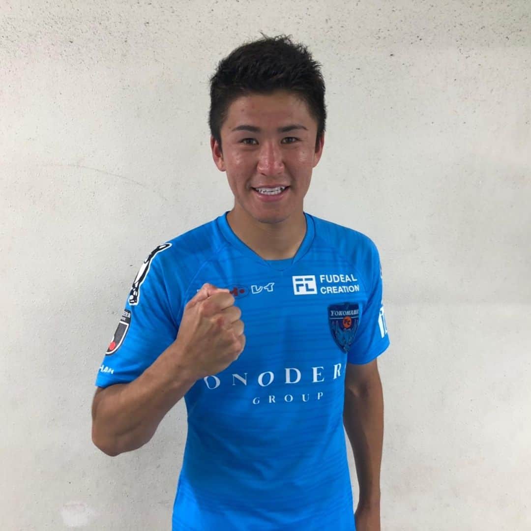 横浜FCさんのインスタグラム写真 - (横浜FCInstagram)「- ファジアーノ岡山戦後の選手の様子です。 みんなの良い表情、ガッツポーズが撮影できて嬉しいです。 1試合でも多く、素晴らしい表情の選手の写真が撮影できるよう頑張ります。いや、選手の皆さん頑張ってください！かな。 #内田智也 - #IBBA @ibba100  #LEANDRODOMINGUES #レアンドロドミンゲス #北爪健吾 @kengokitazume  #中山克広 @kitkattsun  #松尾佑介 #calvinjongapin @calvinjongapin  #yokohamafc」7月1日 15時51分 - yokohamafc_official