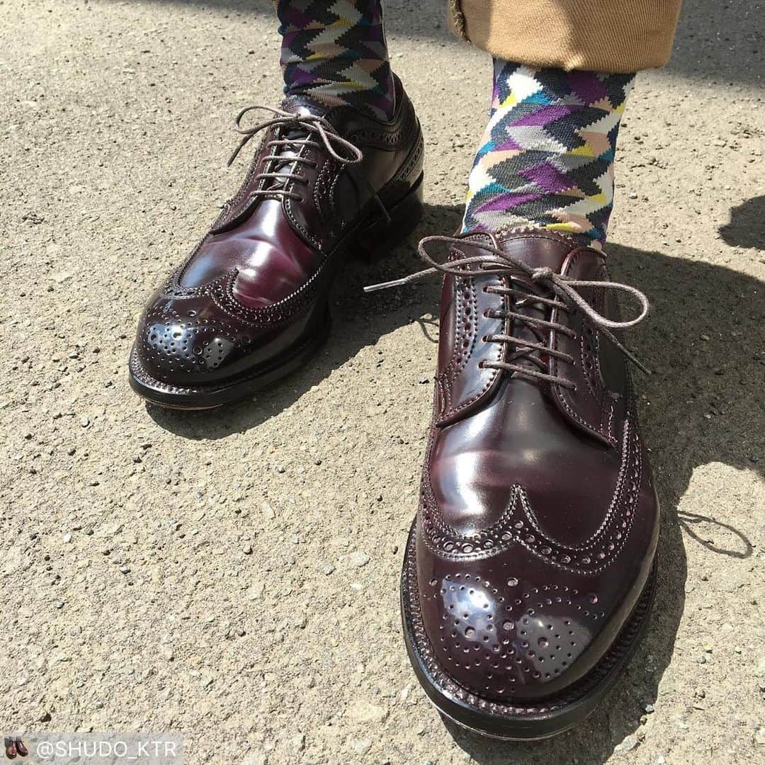 のインスタグラム：「Here the coolest men’s style😎 #ayamepeople#mensstyle #menssocks #mensdressshoes #🧦#socksfashion .  @shudo_ktr #Regram #Repost 2019/6/25 . . modified LWB履き下ろしましたー！ 先日GETしたアヤメソックスと共に。予想通り相性バッツグーンです！ . . なんていうかとにかく気持ちいいですね。モディファイドラスト。 そしてシングルソールがまた柔らかいこと！こんなに違うのかってレベル。 . タイルの上でも滑らないですね、ディンケと違って。素材なのかケアなのか飾り釘なのかわかんないですが。なんかもっちりしてます。 . もう皺は気にしないので好きに入っちゃってー！という感じです。笑」