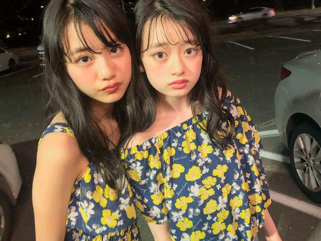 ニコ☆プチのインスタグラム：「大人っぽくキメてるふたりも おいしいご飯を食べたらこうなります。笑 . . @jennilove_official でおそろこーで🎀❤︎ るきはワンピでゆなはオフショルブラウス~~ 夏‼︎って感じの花柄が可愛すぎ🥰🌼 #関谷瑠紀  #高比良由菜  #ジェニィラブ」