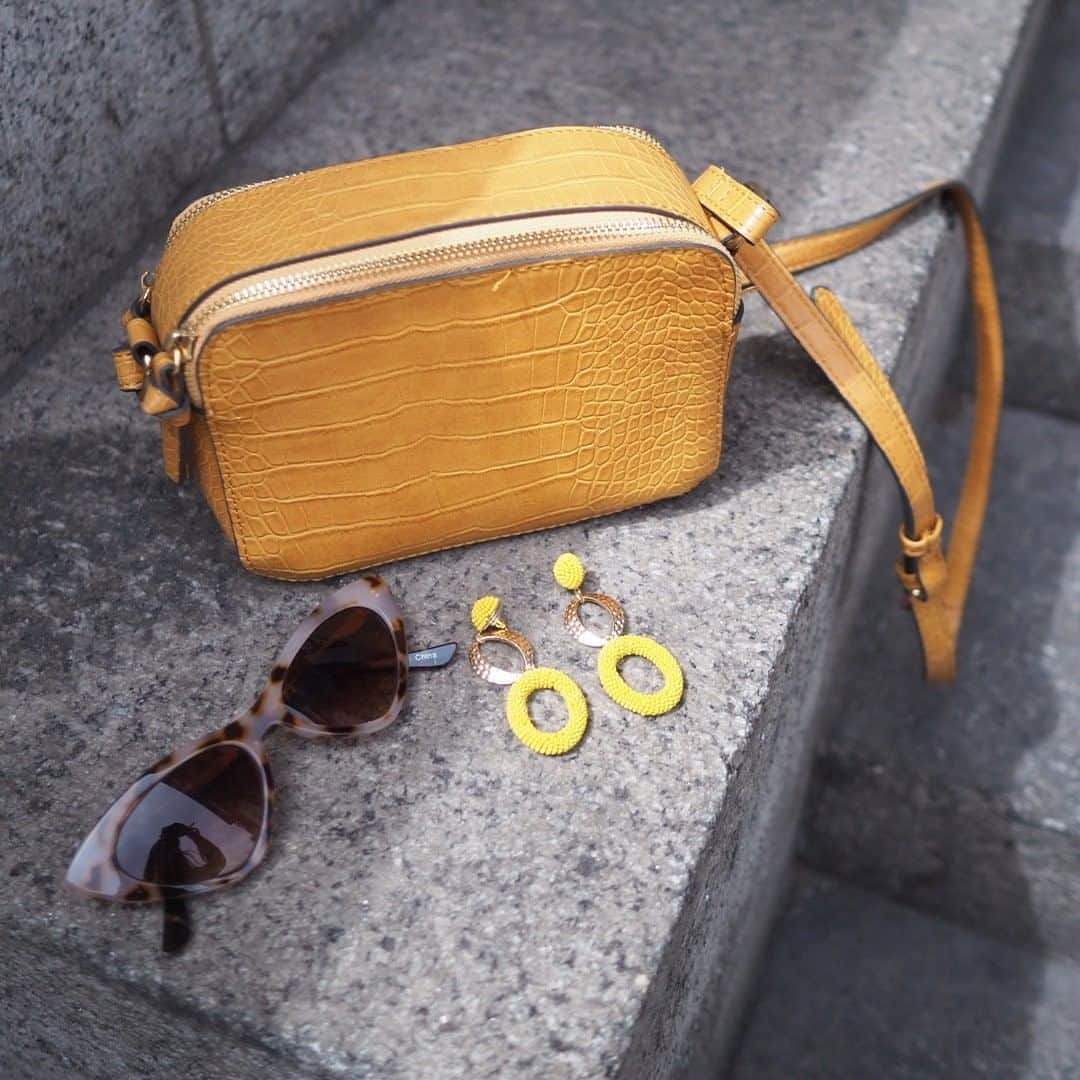 アクセサライズのインスタグラム：「Sunshine essentials for the week ahead☀️. Your style forecast says croc textures, cat eye shapes and bold and bright accessories. Get yourself a steal in the Accessorize sale now with 50% off selected items. 📷: @meganmccoig. Tap the link in the bio to shop now.  #Accessorize #Accessorizer」